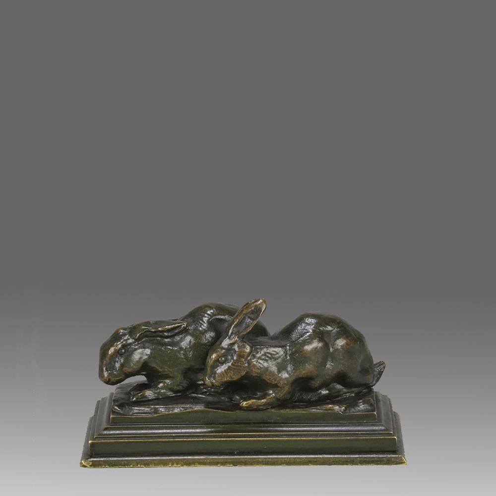 Charmant groupe en bronze français du milieu du XIXe siècle représentant deux lapins en train de se nourrir, avec une belle patine automnale (verte, brune, noire et orange) et d'excellents détails de surface finis à la main, signé