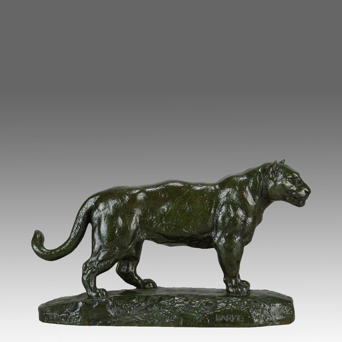 Eine beeindruckende Animalier-Bronzestudie eines stehenden Panthers aus dem späten 19. Jahrhundert mit hervorragender reichhaltiger grüner Patina und sehr feinen handziselierten Oberflächendetails. Erhöht auf einem integrierten Sockel, signiert