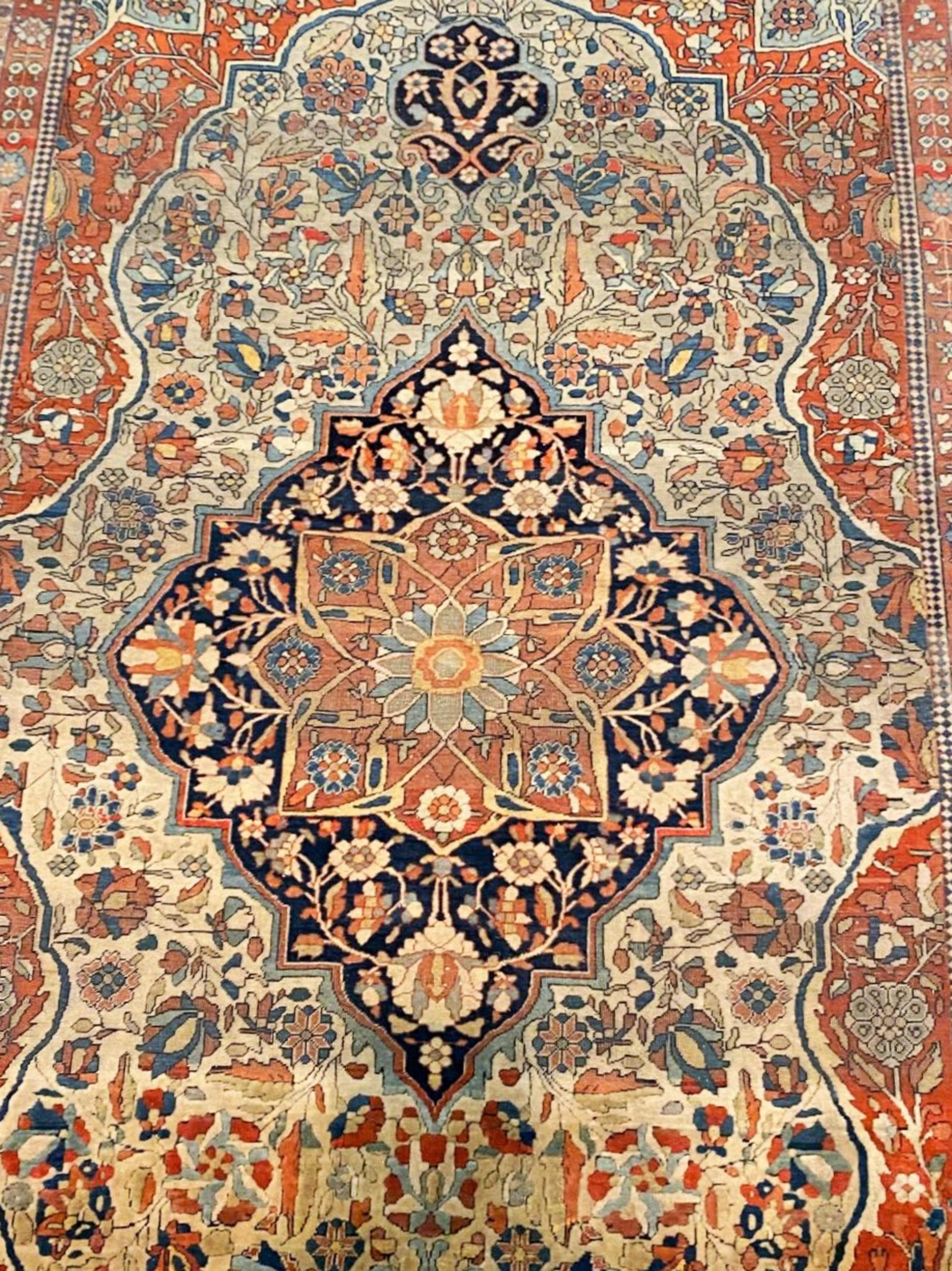 Dieser außerordentlich fein gearbeitete Teppich aus der unvergleichlichen Farahan-Sarouk-Tradition ist ein Beispiel für exquisites Design, unvergleichliche technische Perfektion und ein harmonisches Gleichgewicht der Farben. Mit seiner schimmernden