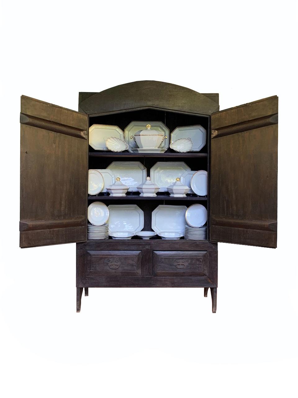 Questo set Anneau d'or Vieux Paris, risalente al XIX secolo, incarna l'eleganza e l'artigianalità tipiche di quell'epoca. I piatti ottagonali e i piatti da portata, con i loro raffinati bordi dorati, evocano un senso di lusso sobrio, tipico della