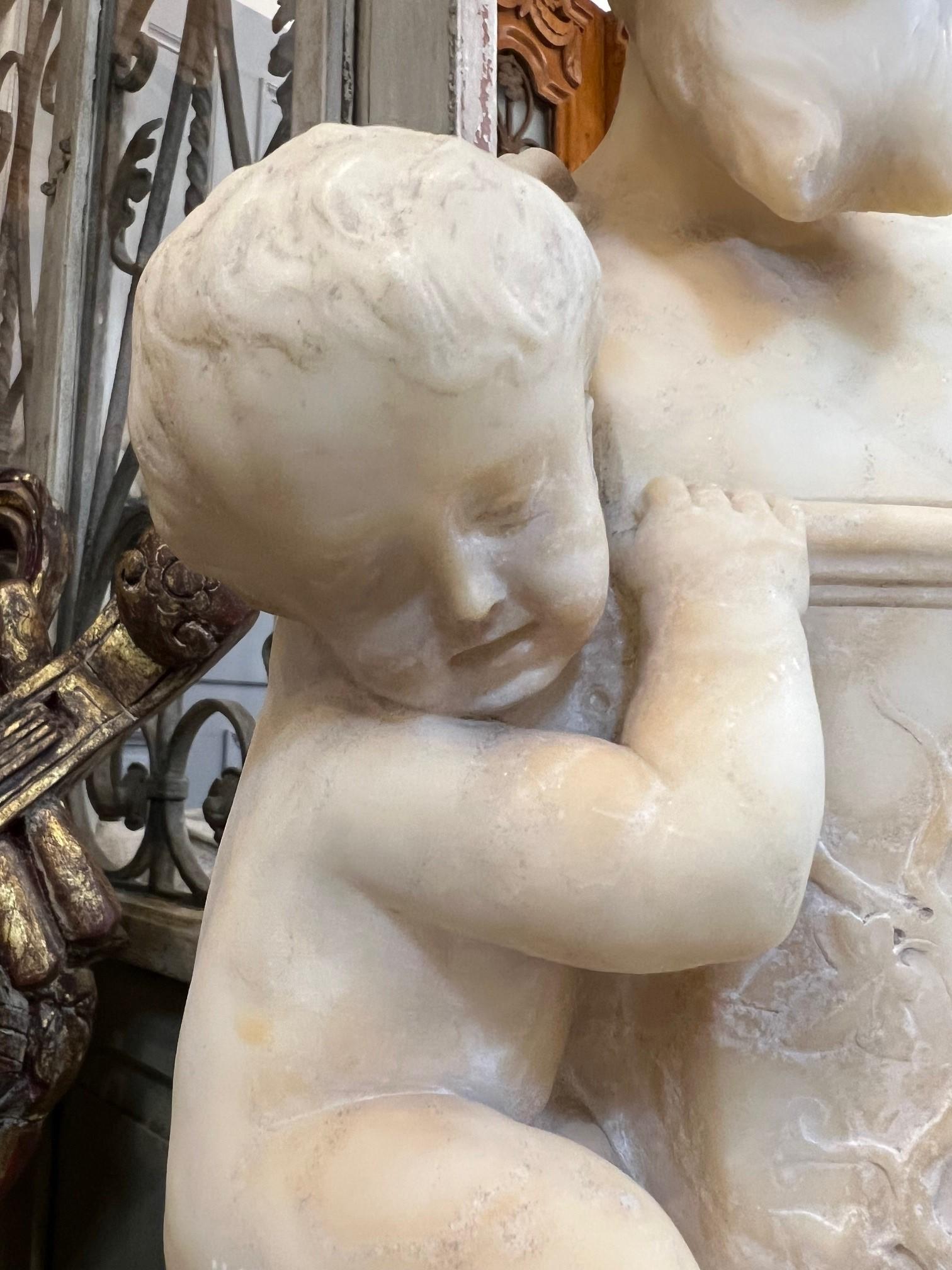 Antike Alabasterbüste der Pan aus dem 19. Jahrhundert auf Sockel mit Kinderskulptur aus Alabaster  im Zustand „Gut“ im Angebot in Stamford, CT