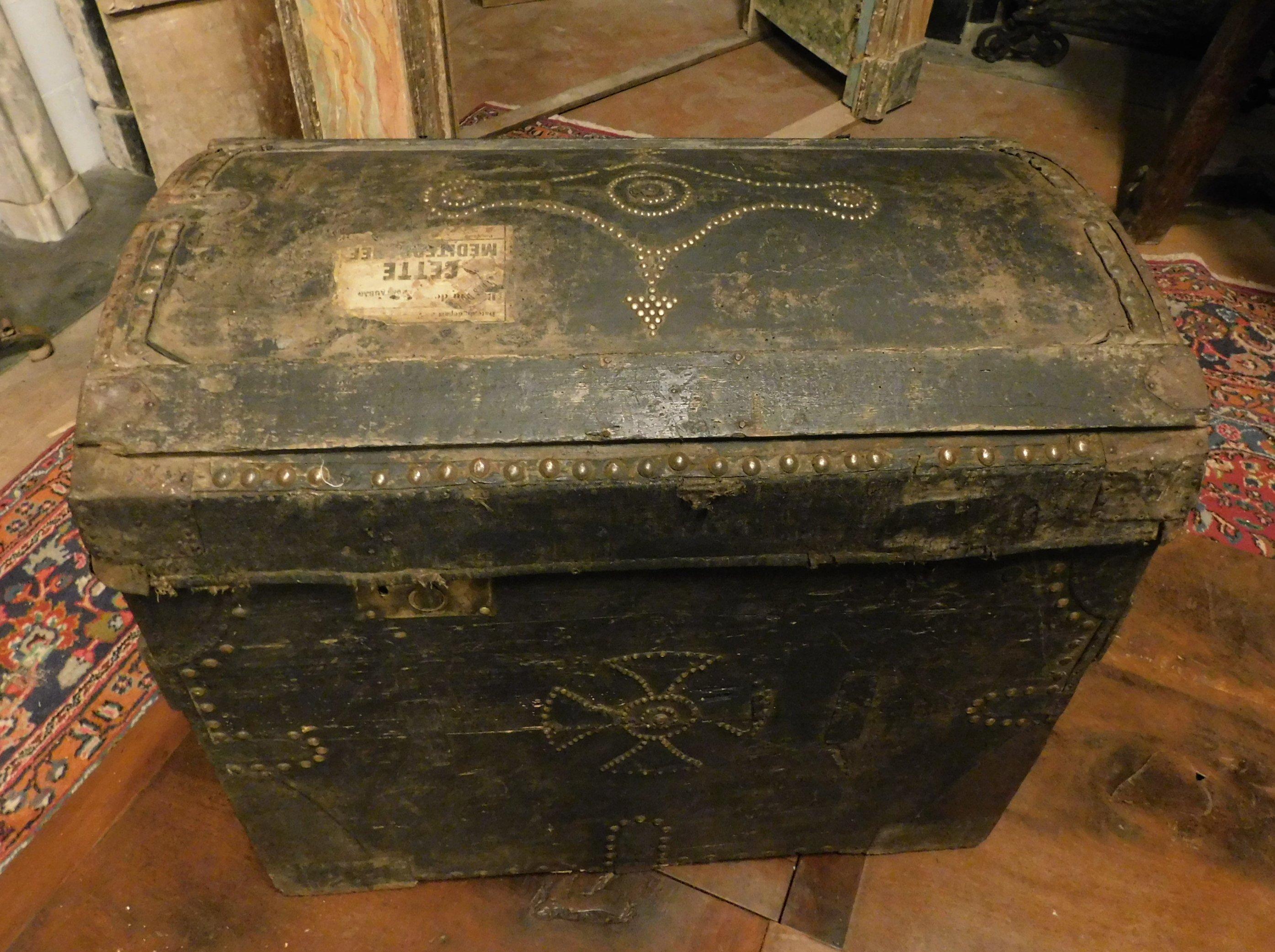 19th century antique and rare lacquered trunk, with decorations in studs, early 1800s,
used for guns or wears. Original from Italian Castle.
Wide measure 60 x 49 H 74 cm.