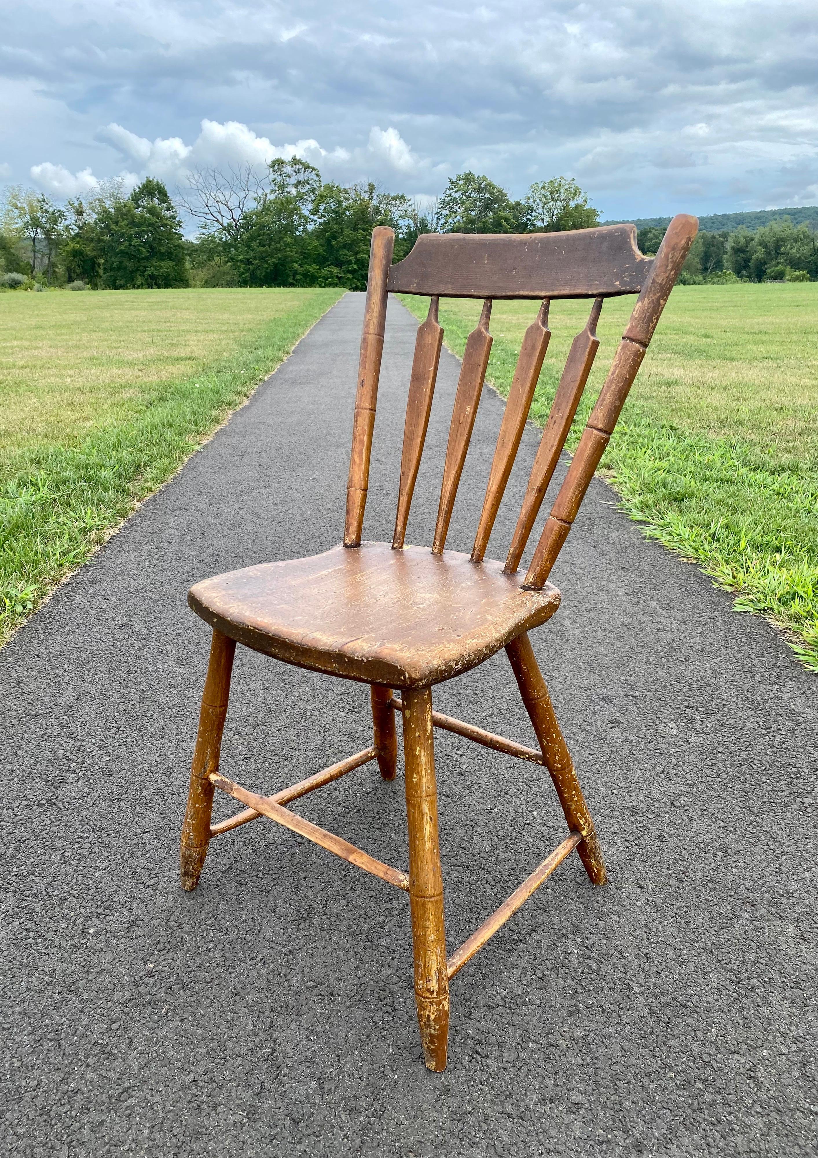 Primitif Chaise d'appoint de salle à manger d'appoint en bois Windsor avec dossier à flèche, XIXe siècle en vente