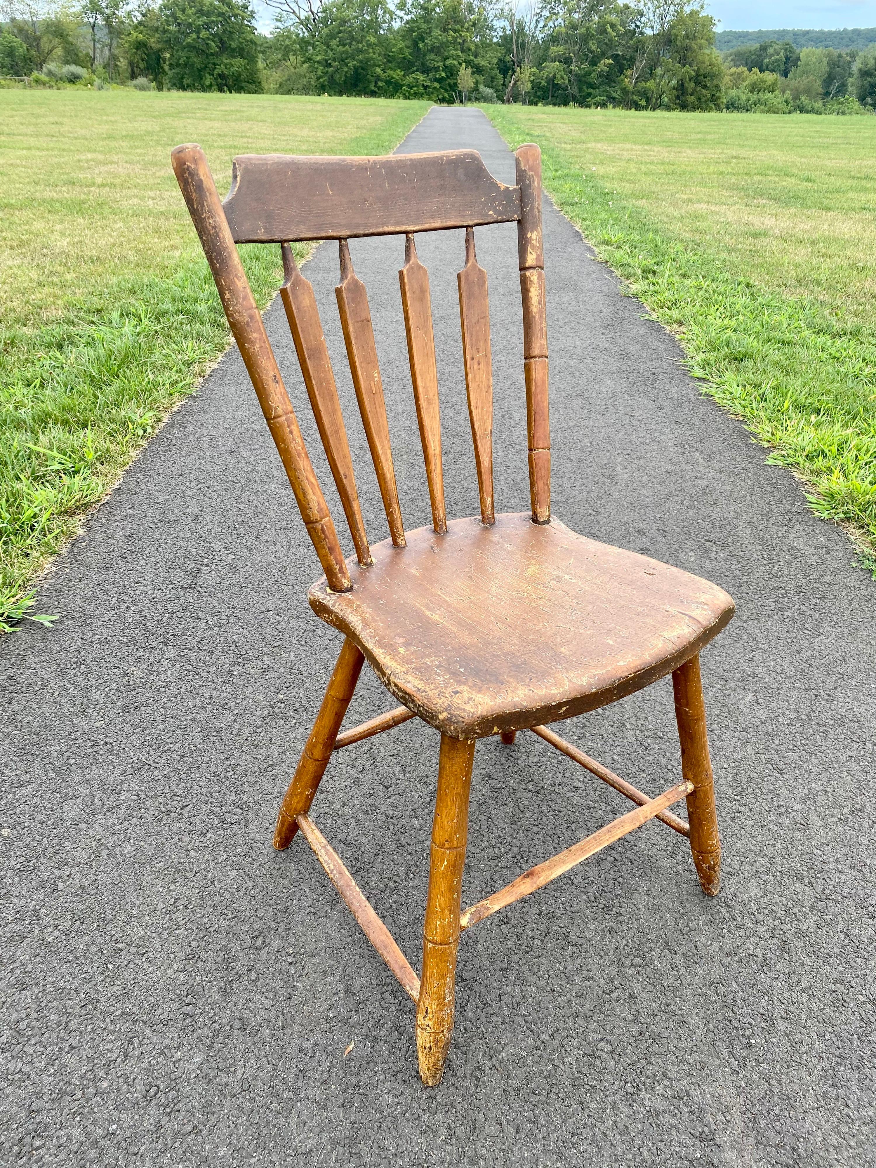 Fait main Chaise d'appoint de salle à manger d'appoint en bois Windsor avec dossier à flèche, XIXe siècle en vente