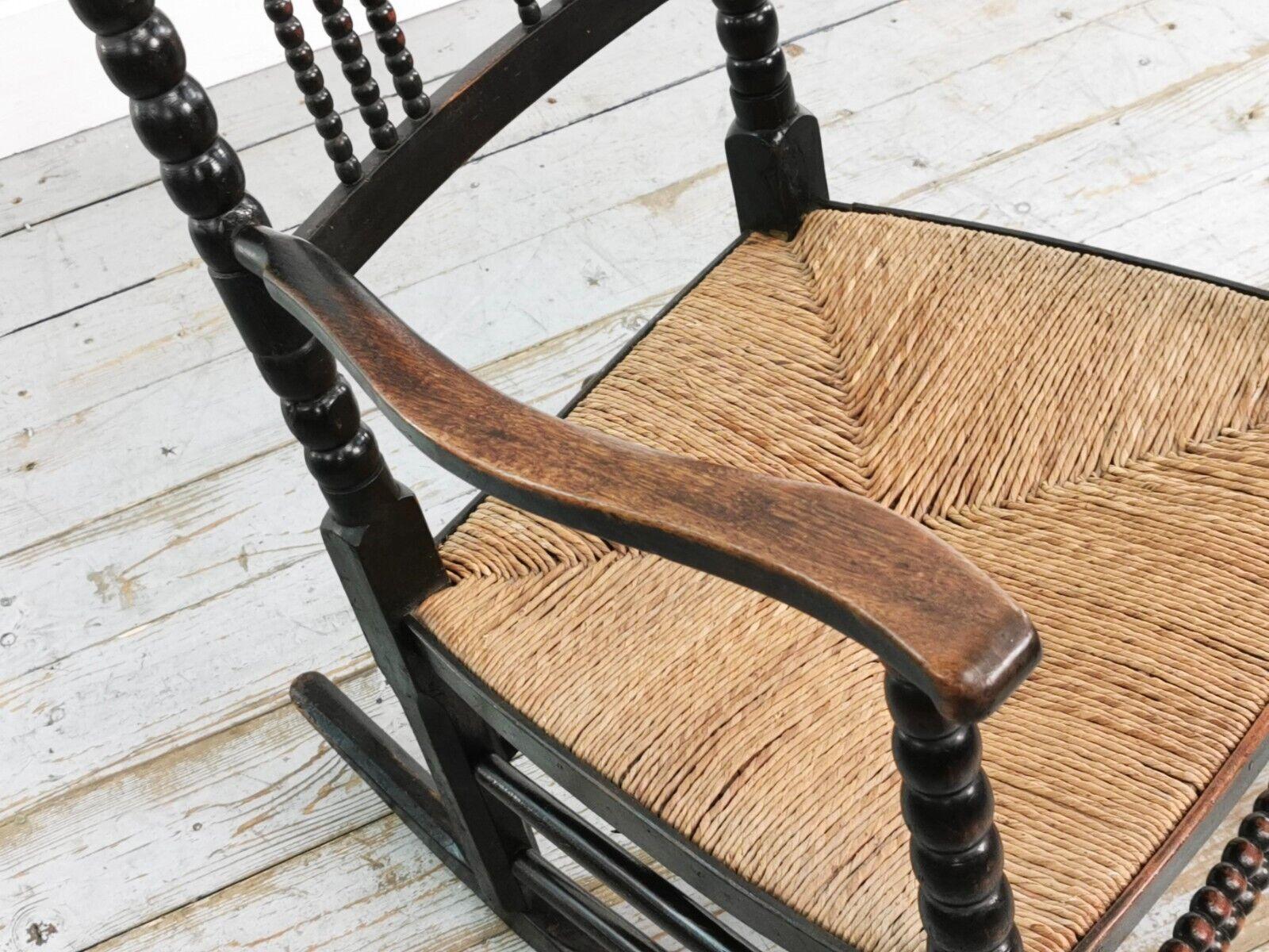 Chaise à bascule antique Arts and Crafts du 19ème siècle en bois d'ébène en vente 4
