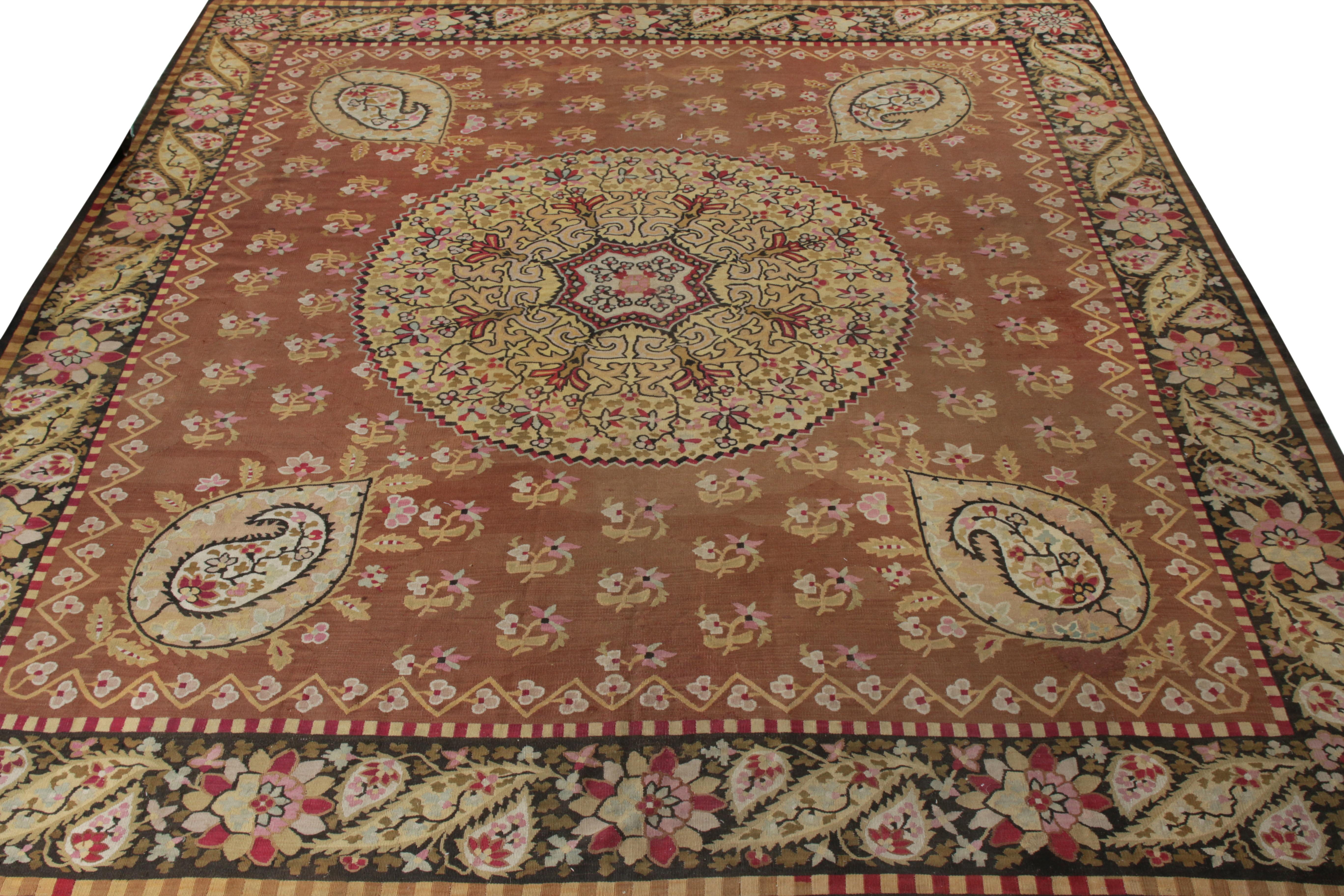 Tissé à la main en laine en provenance de France vers 1880-1890, cet ancien tissage plat carré d'Aubusson de 12x13 fait partie de la collection européenne de tissage plat de Rug & Kilim. En parfait état, il est le bienvenu dans de nombreuses pièces,