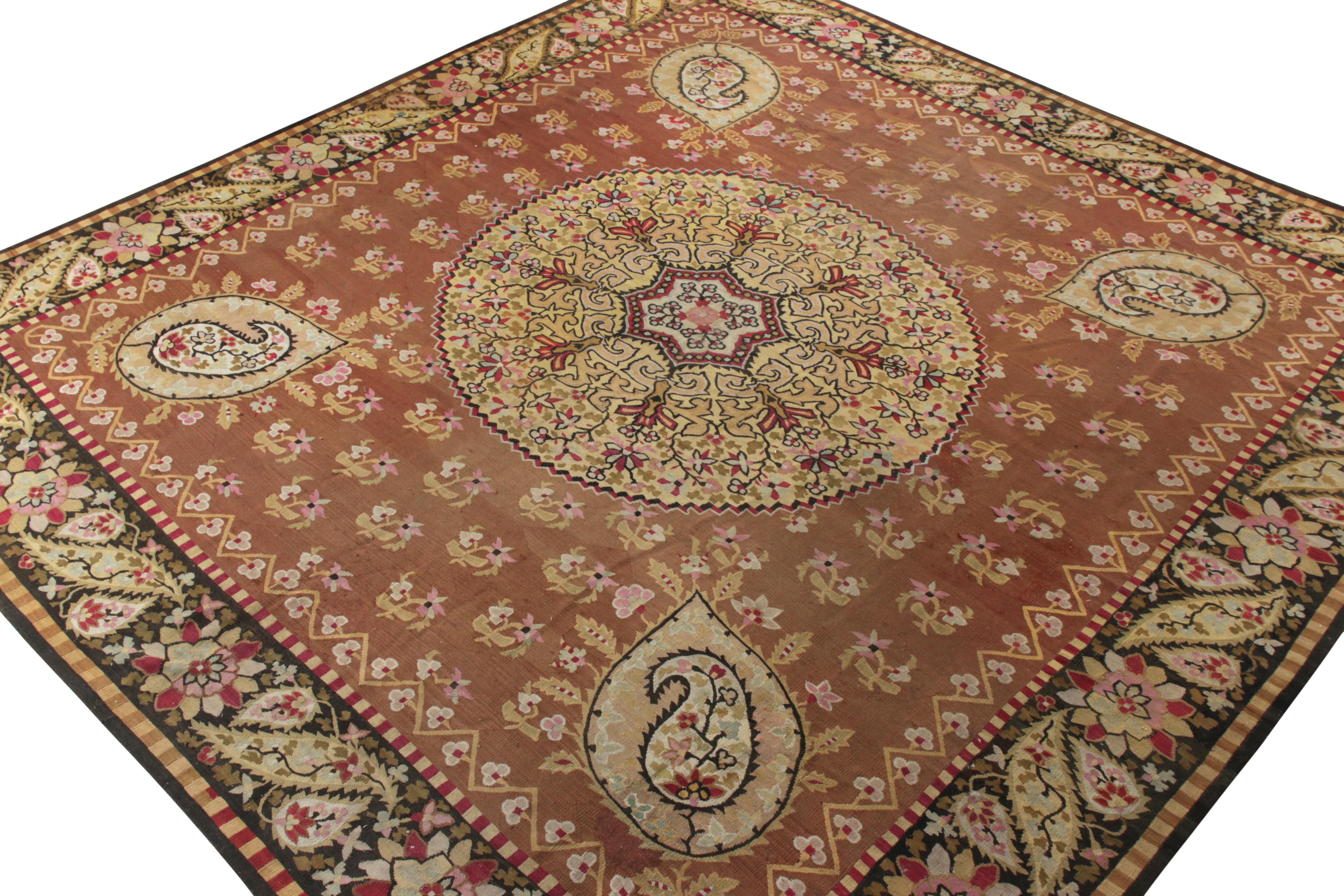 Aubusson Tapis tissé à plat ancien du 19ème siècle, motif de médaillon marron et rose par Rug & Kilim en vente