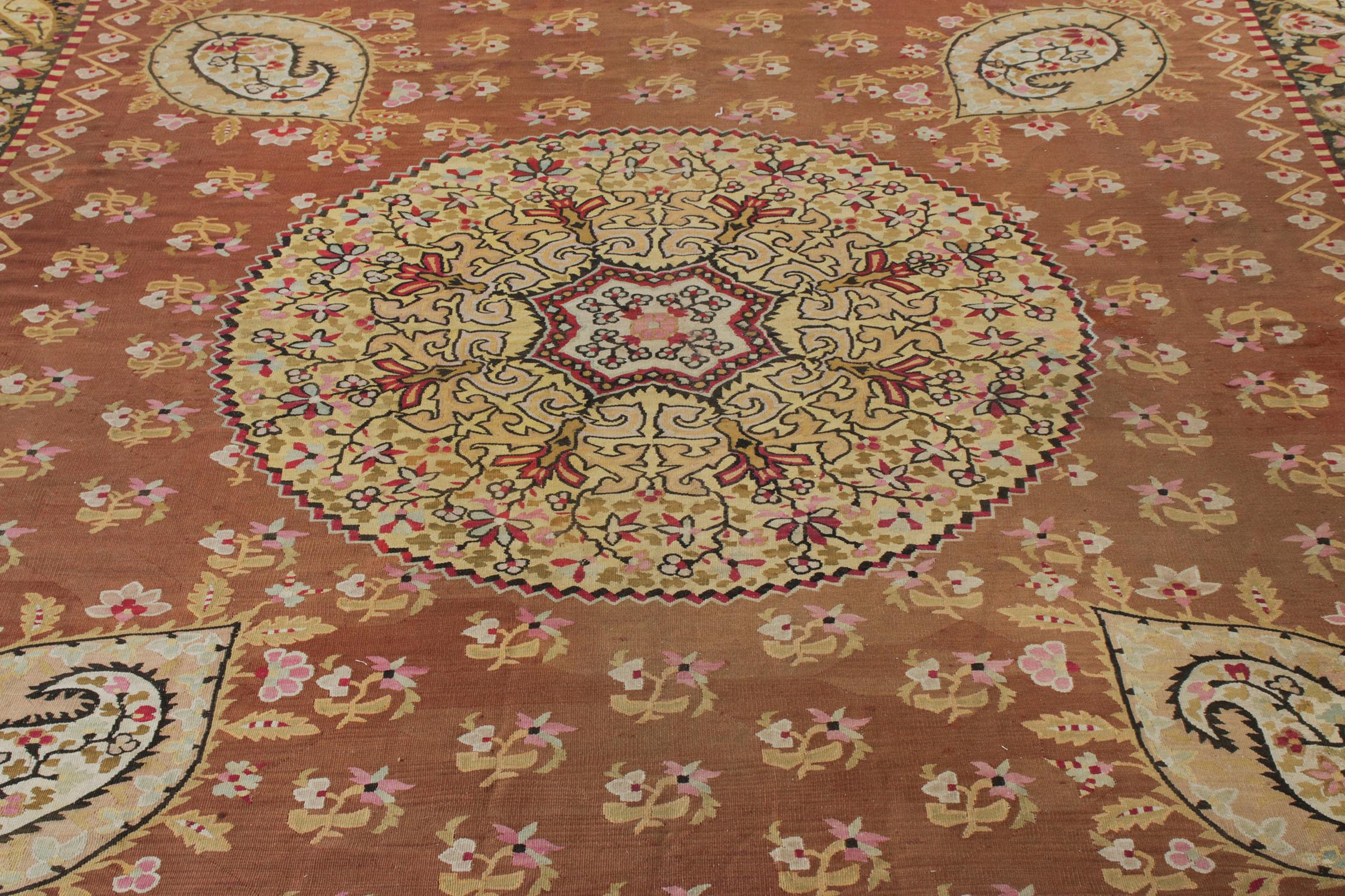 Français Tapis tissé à plat ancien du 19ème siècle, motif de médaillon marron et rose par Rug & Kilim en vente