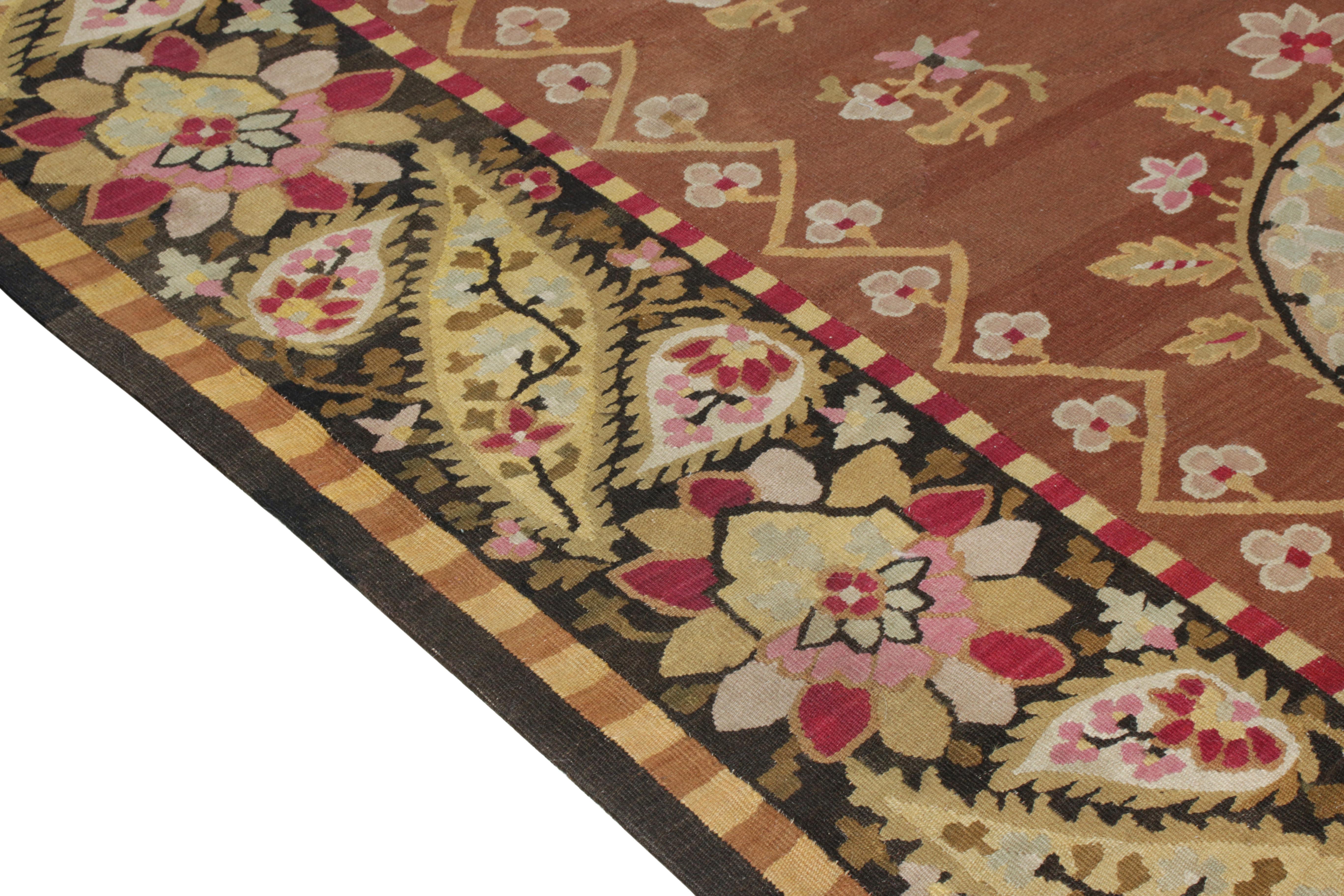Noué à la main Tapis tissé à plat ancien du 19ème siècle, motif de médaillon marron et rose par Rug & Kilim en vente