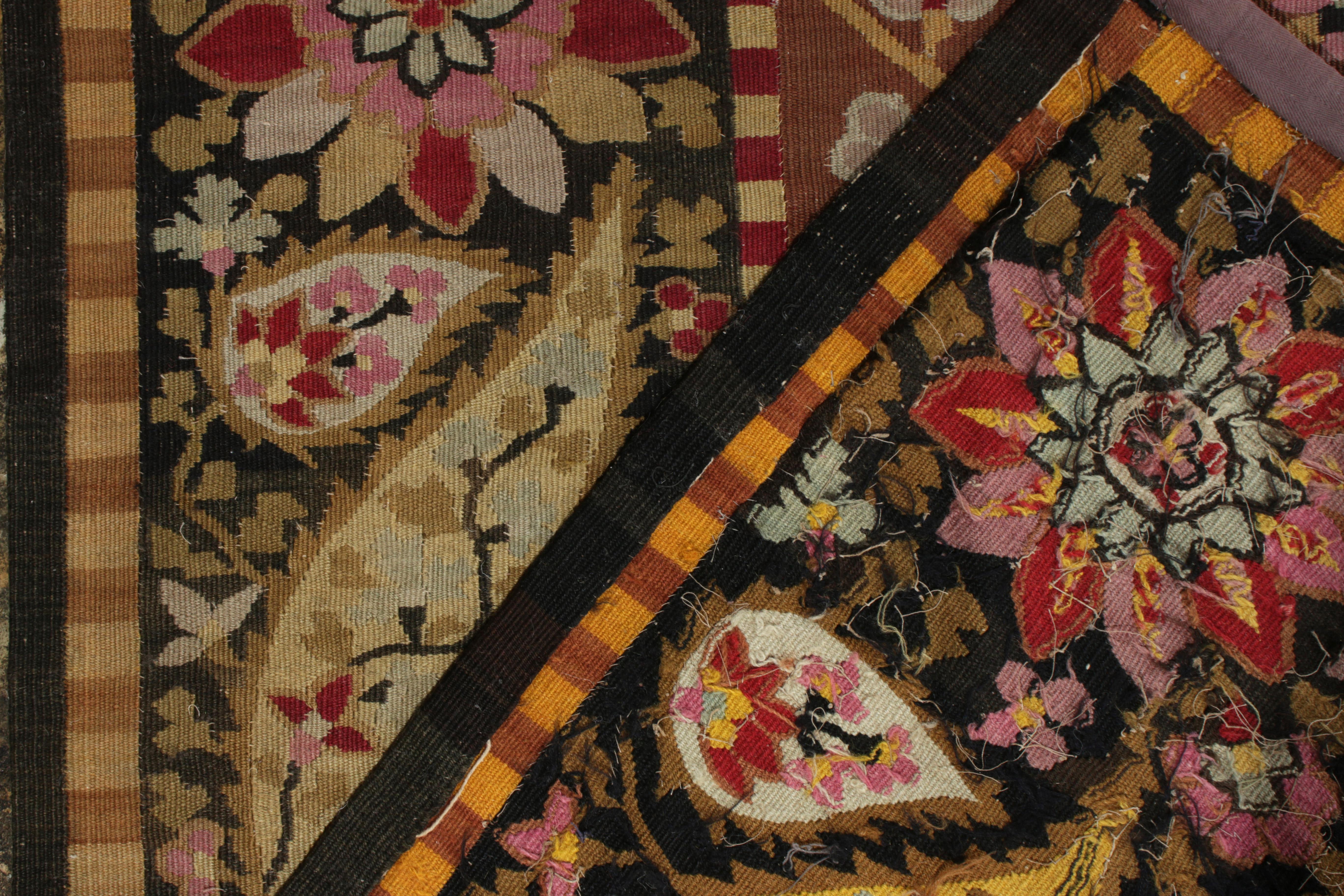 Tapis tissé à plat ancien du 19ème siècle, motif de médaillon marron et rose par Rug & Kilim Bon état - En vente à Long Island City, NY