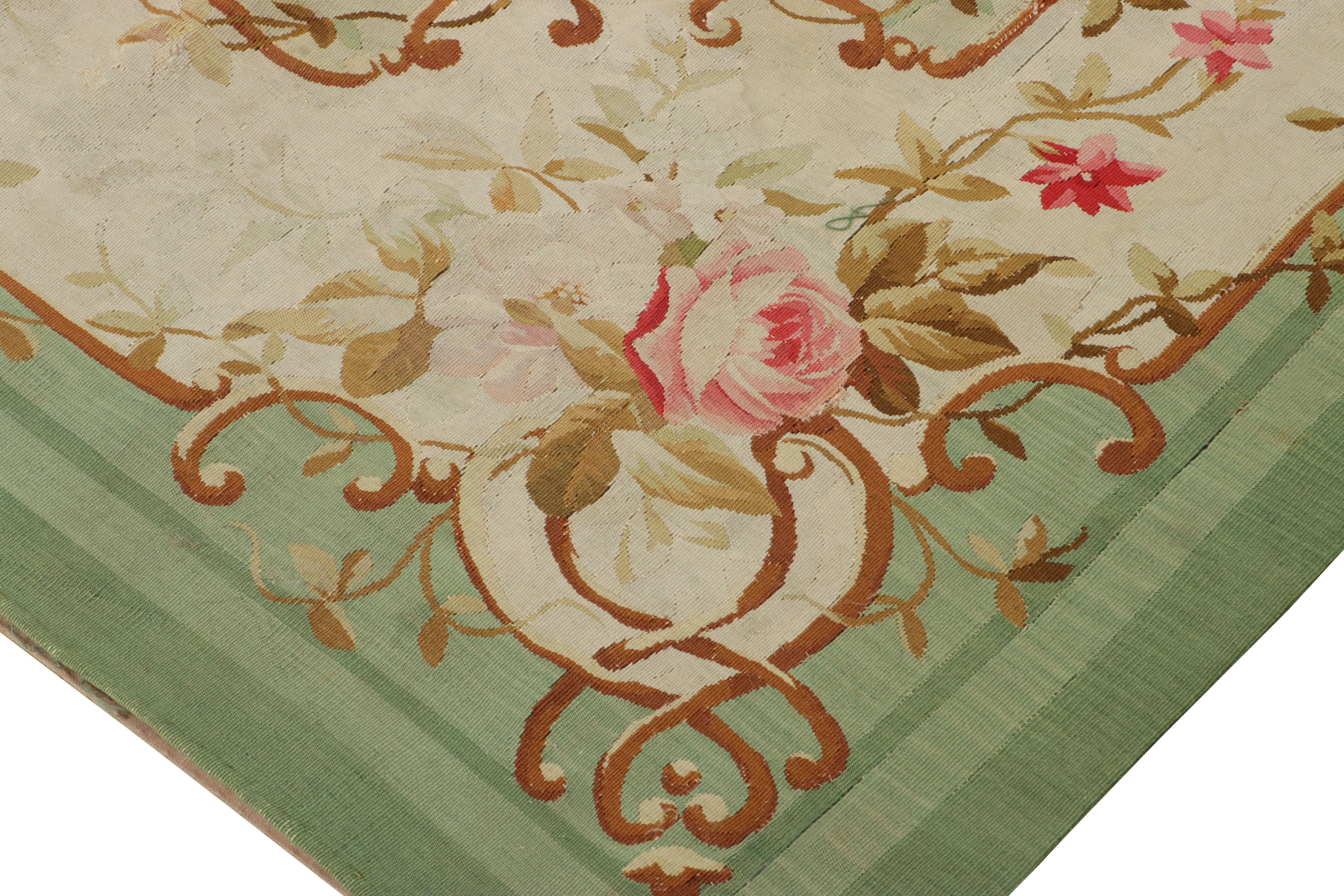 Questo tappeto Aubusson antico 5x6 è una nuova ed entusiasmante aggiunta alla collezione di tappeti europei di Rug & Kilim: un'elegante selezione dello stile neoclassico francese a trama piatta, tessuto a mano in lana e ritenuto originario della