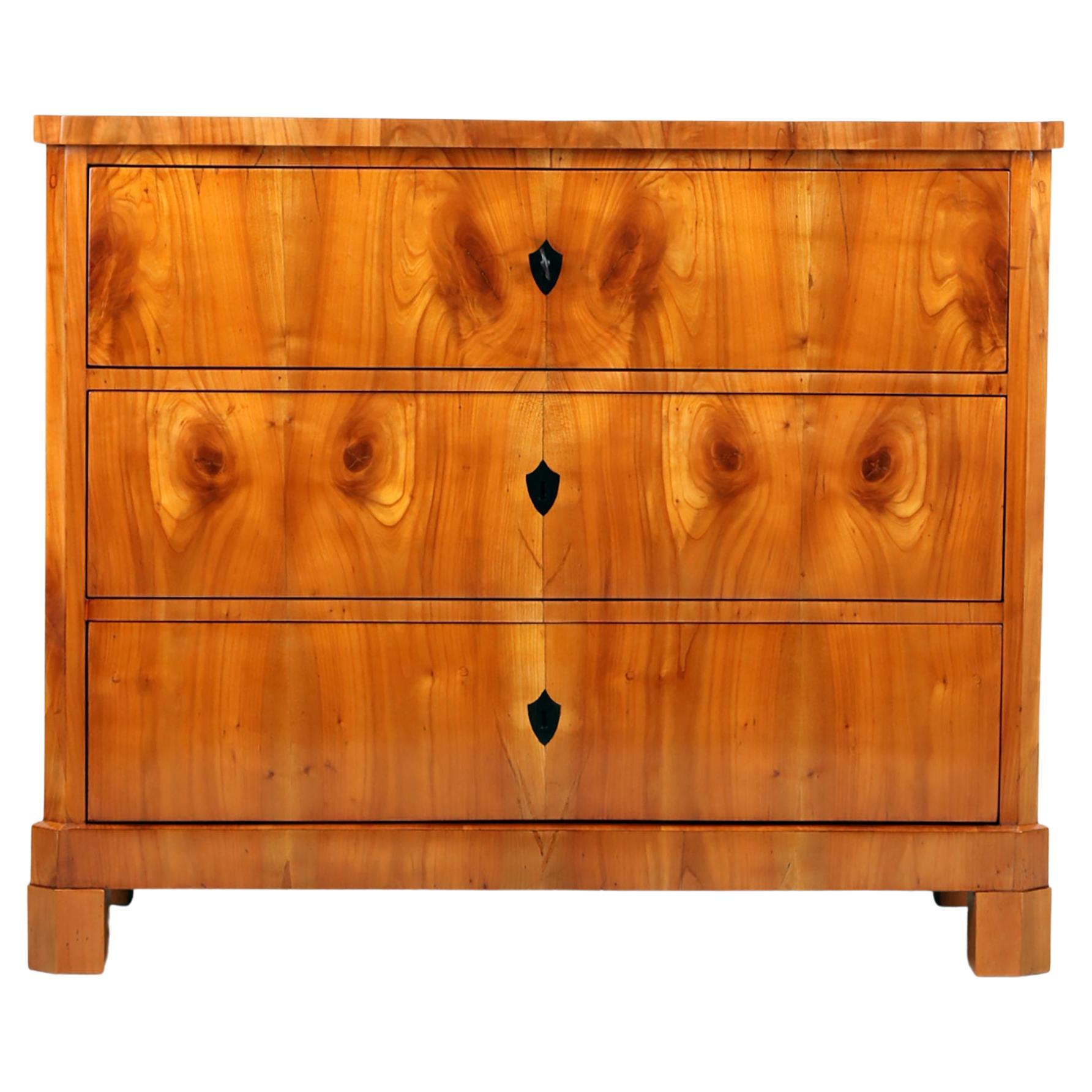 Biedermeier Chest of drawers, South Germany ca. 1820

The chest with three drawers is standing on four solid block feets. 
Cherry wood veneered on softwood. Continuous grain from the base to the top plate. Mirrored and strictly symmetrical