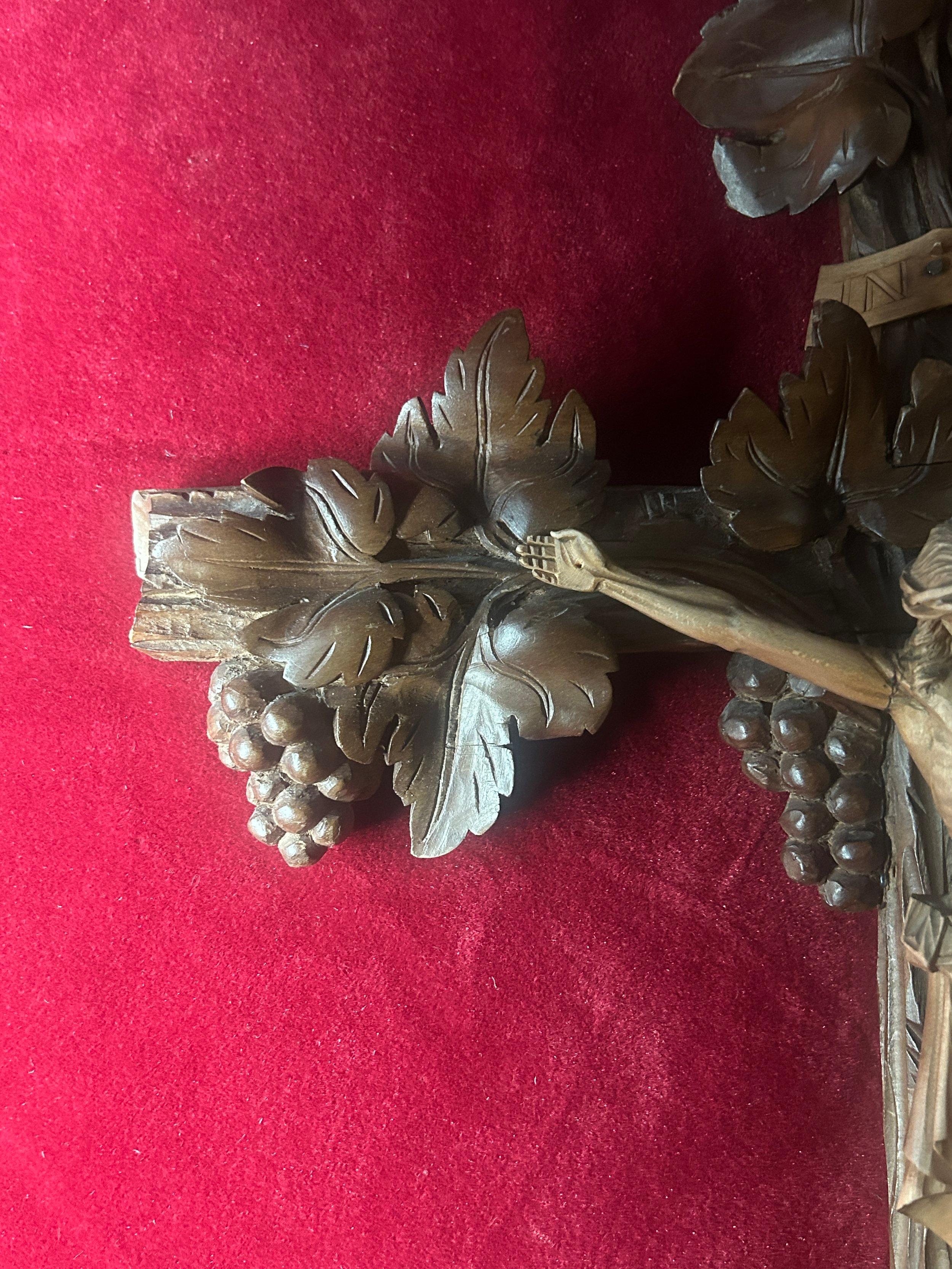 19th Century Antique Black Forest Carved Crucifix with Corpus Christi & Vines In Good Condition For Sale In London, GB