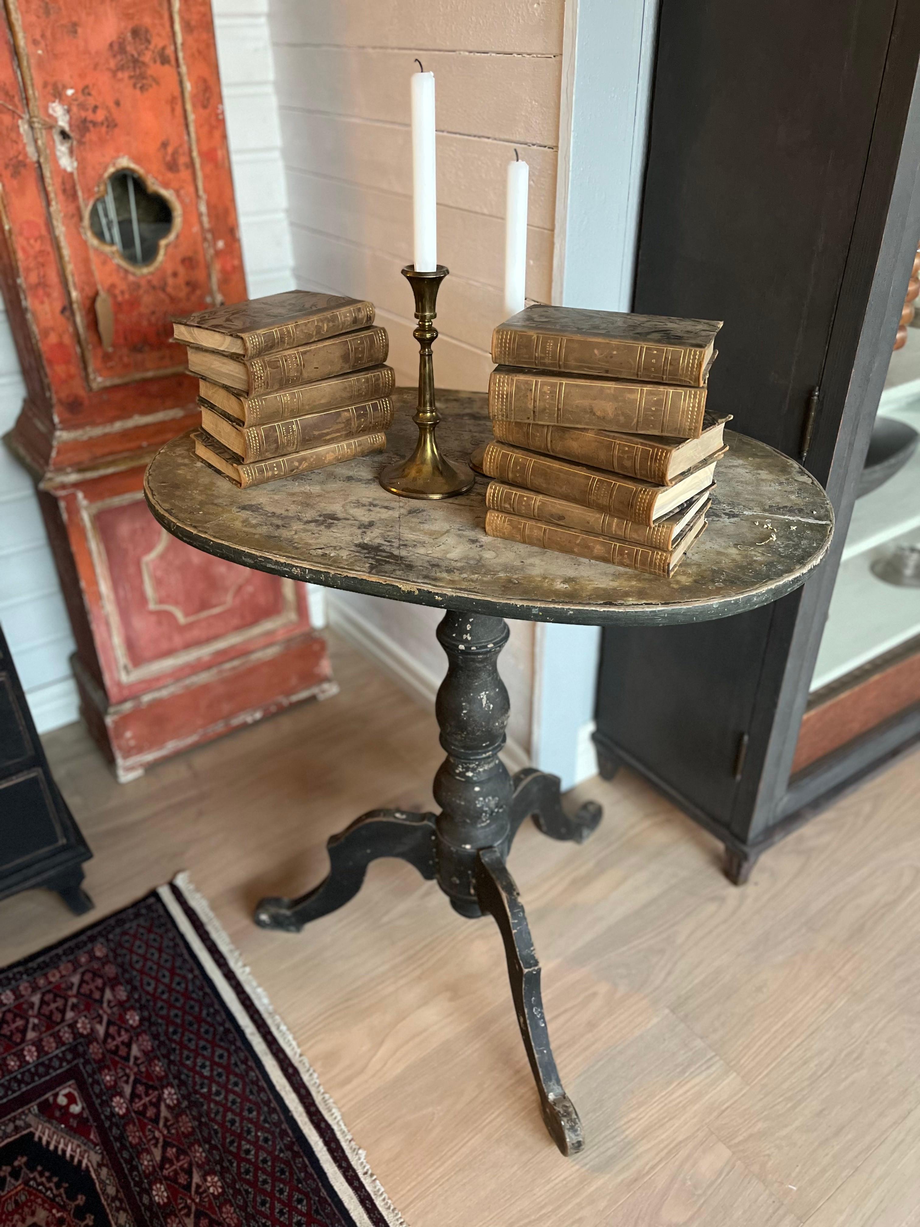 19th century Antique Black Pedestal Table For Sale 4