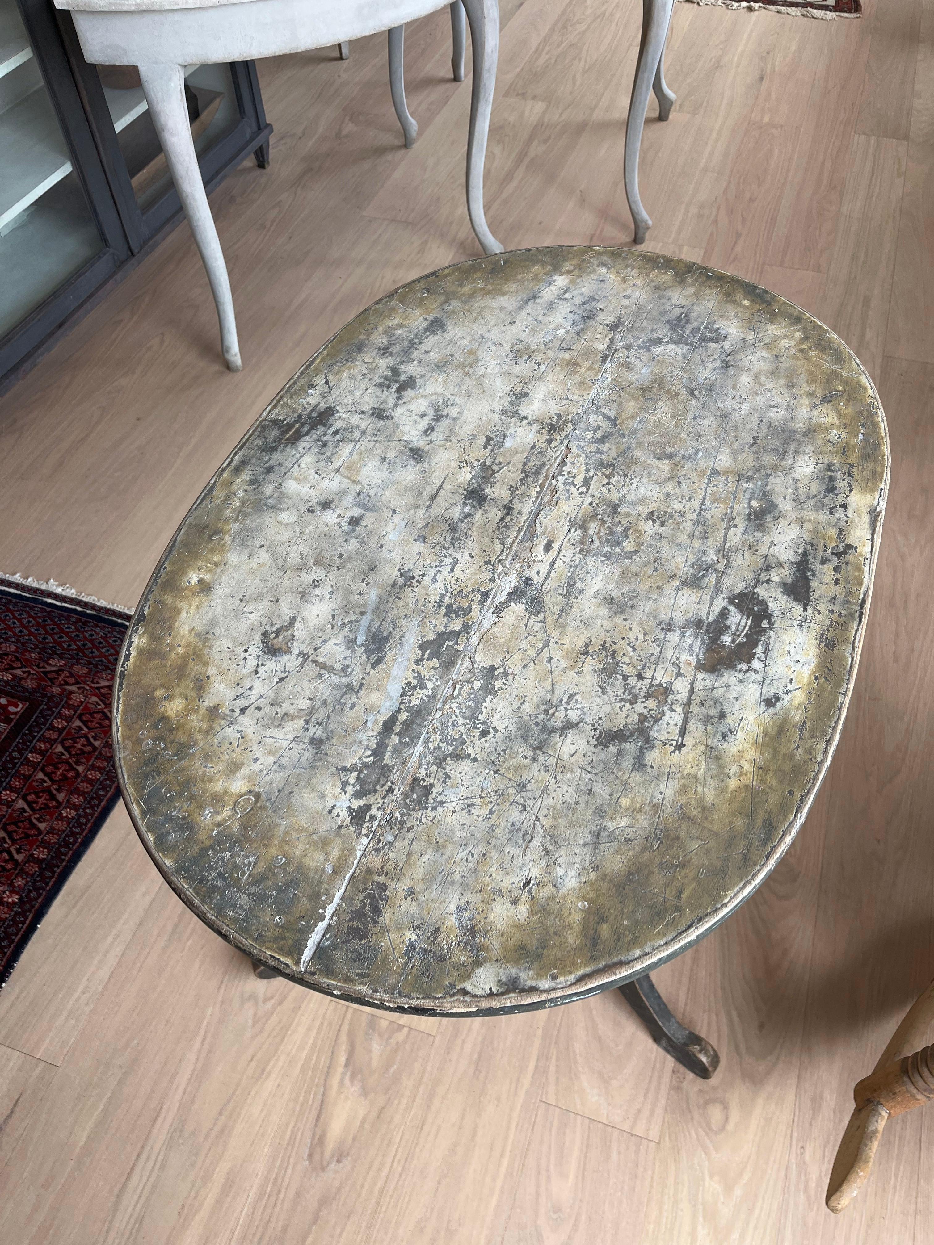 Guéridons noirs à plateau ovale
Peinture d'origine avec une belle dégradation  surface
Fantastique guéridon / table d'appoint qui s'intégrerait parfaitement dans n'importe quelle maison 

Circa 1830