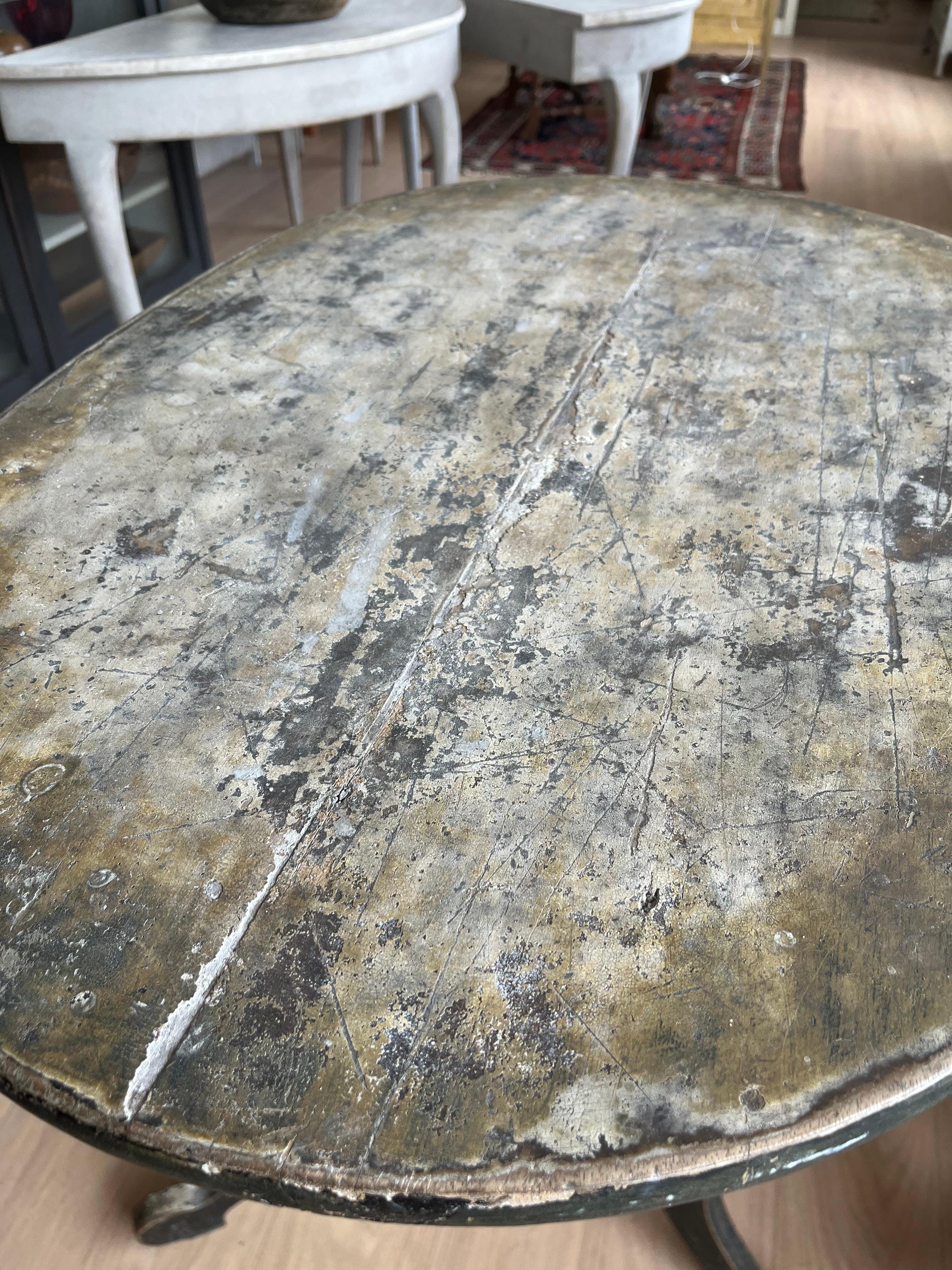 Sculpté à la main 19ème siècle Antique Black Pedestal Table en vente