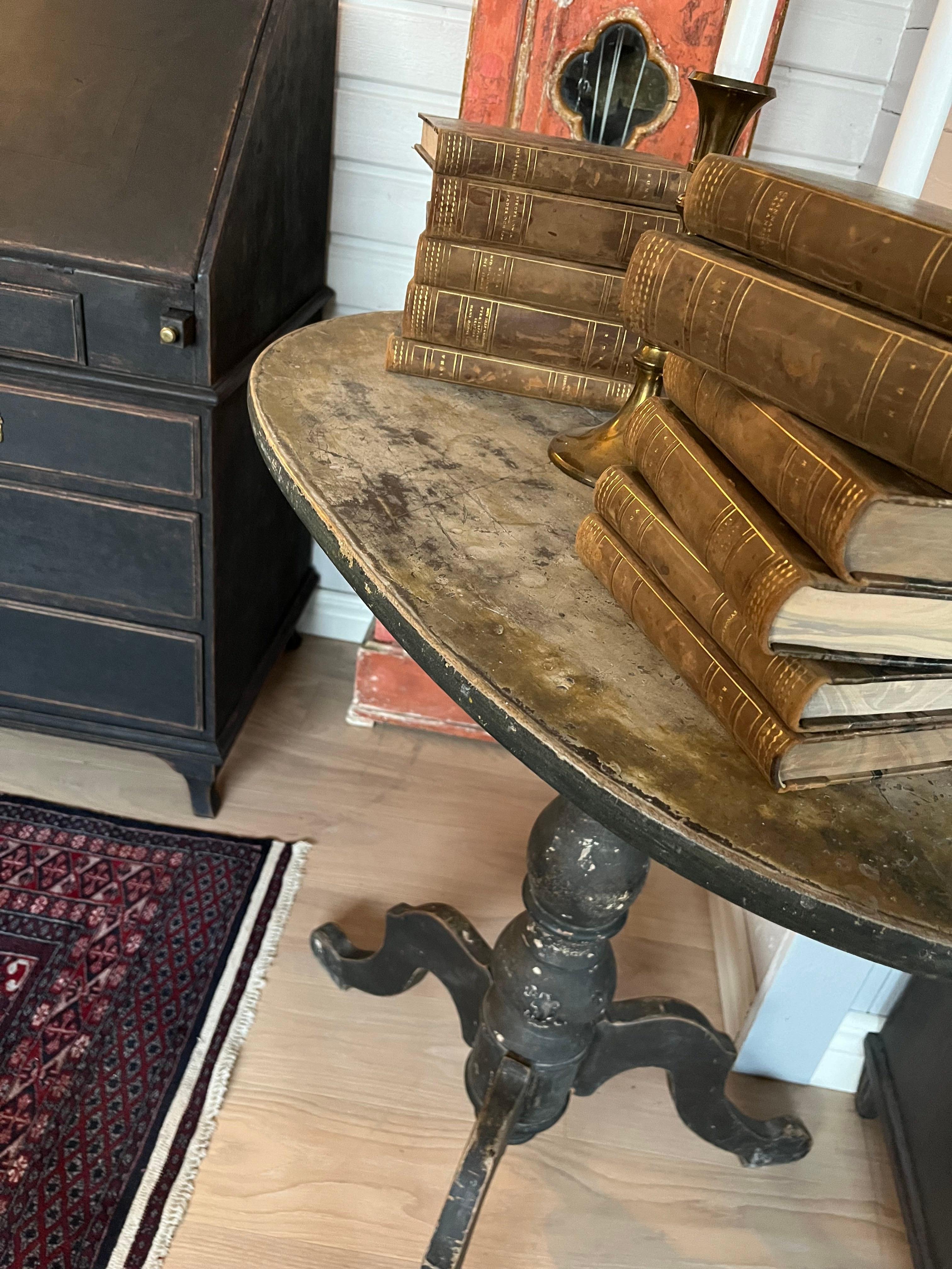 19ème siècle Antique Black Pedestal Table en vente 2