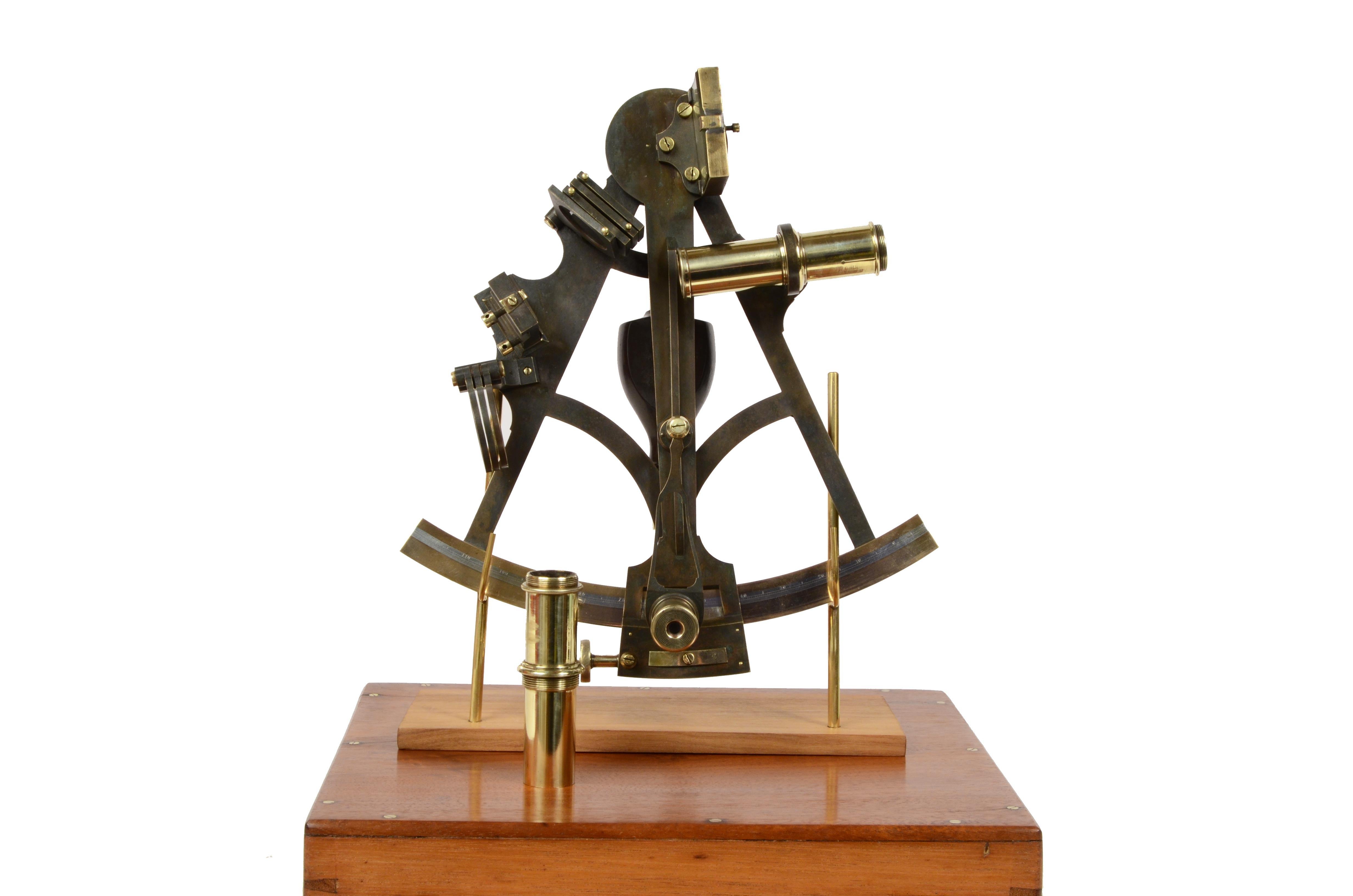 Burnished brass sextant signed J.C. Krohn Bergen of the second half of XIX century complete with lenses and accessories, placed in its beautiful original wood box complete with lock and brass hinges. Flap and vernier made of silver, wooden handle, 3