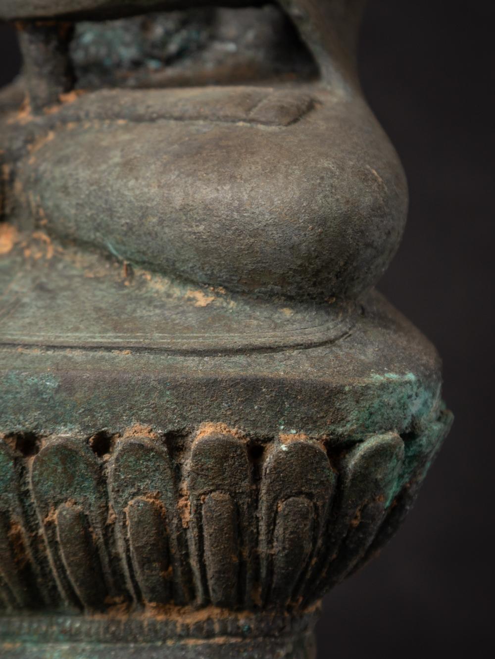 statue de Bouddha birman du 19e siècle en bronze ancien provenant de Birmanie en vente 9
