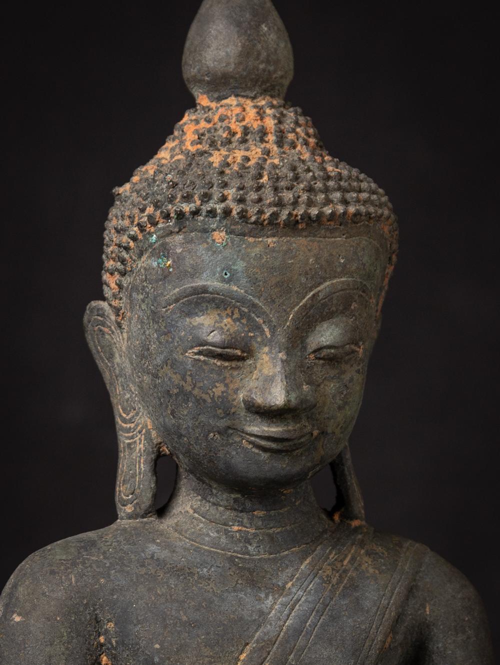 Diese antike Buddha-Statue aus Bronze ist ein wirklich einzigartiges und besonderes Sammlerstück. Sie ist 44,5 cm hoch, 23,6 cm breit und 13,5 cm tief, besteht aus Bronze und wiegt 8,93 kg. Die komplizierten Details der Statue weisen Spuren einer