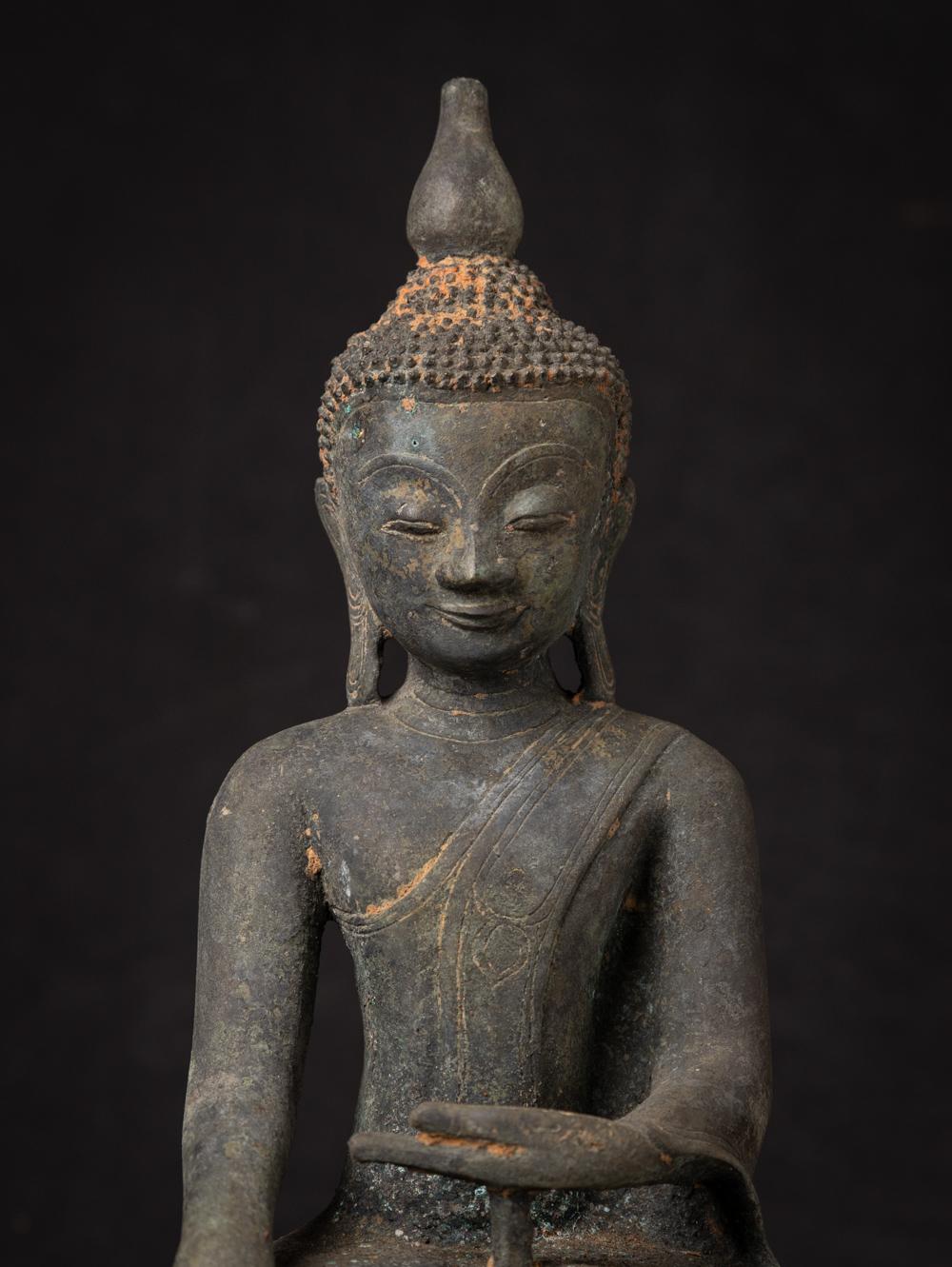 19th century Antique bronze Burmese Buddha statue from Burma In Good Condition For Sale In DEVENTER, NL