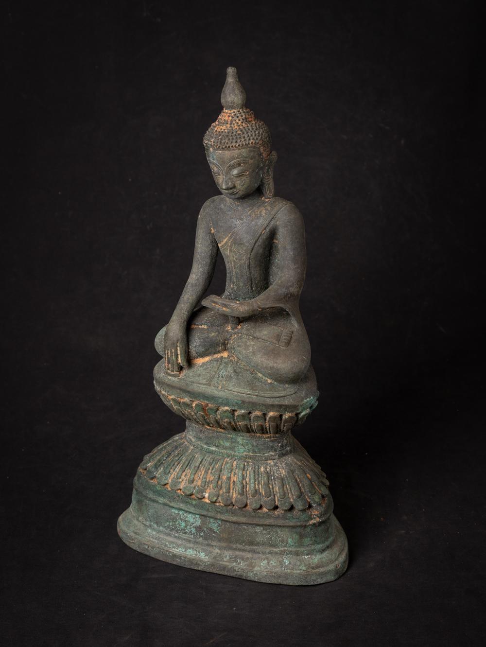 Antike burmesische Buddha-Statue aus Bronze aus Burma aus dem 19. Jahrhundert im Angebot 3