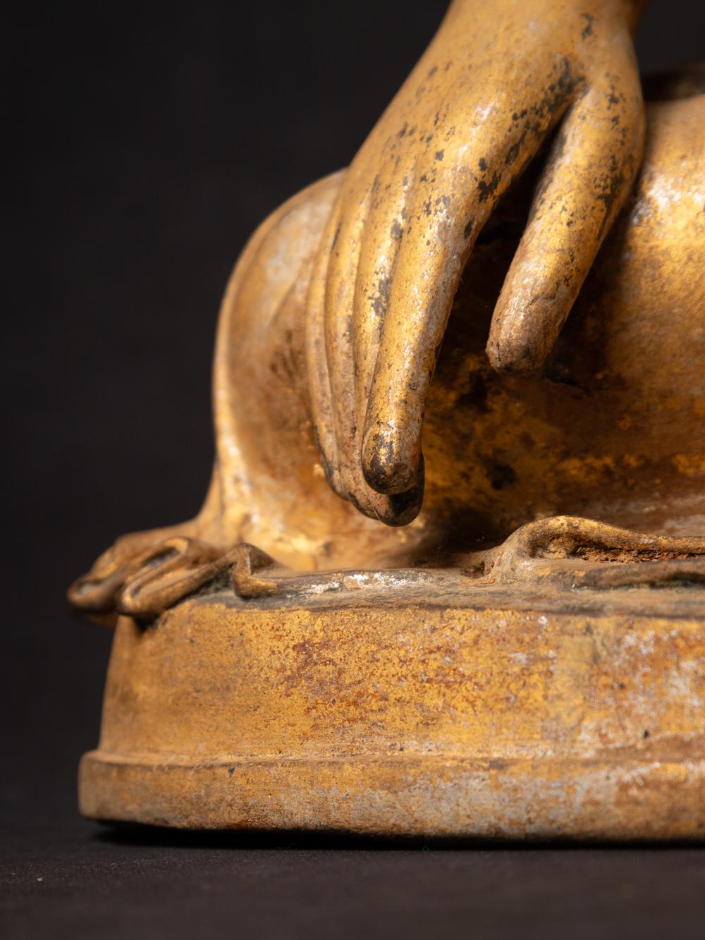19th century antique bronze Burmese Mandalay Buddha in Bhumisparsha Mudra For Sale 11