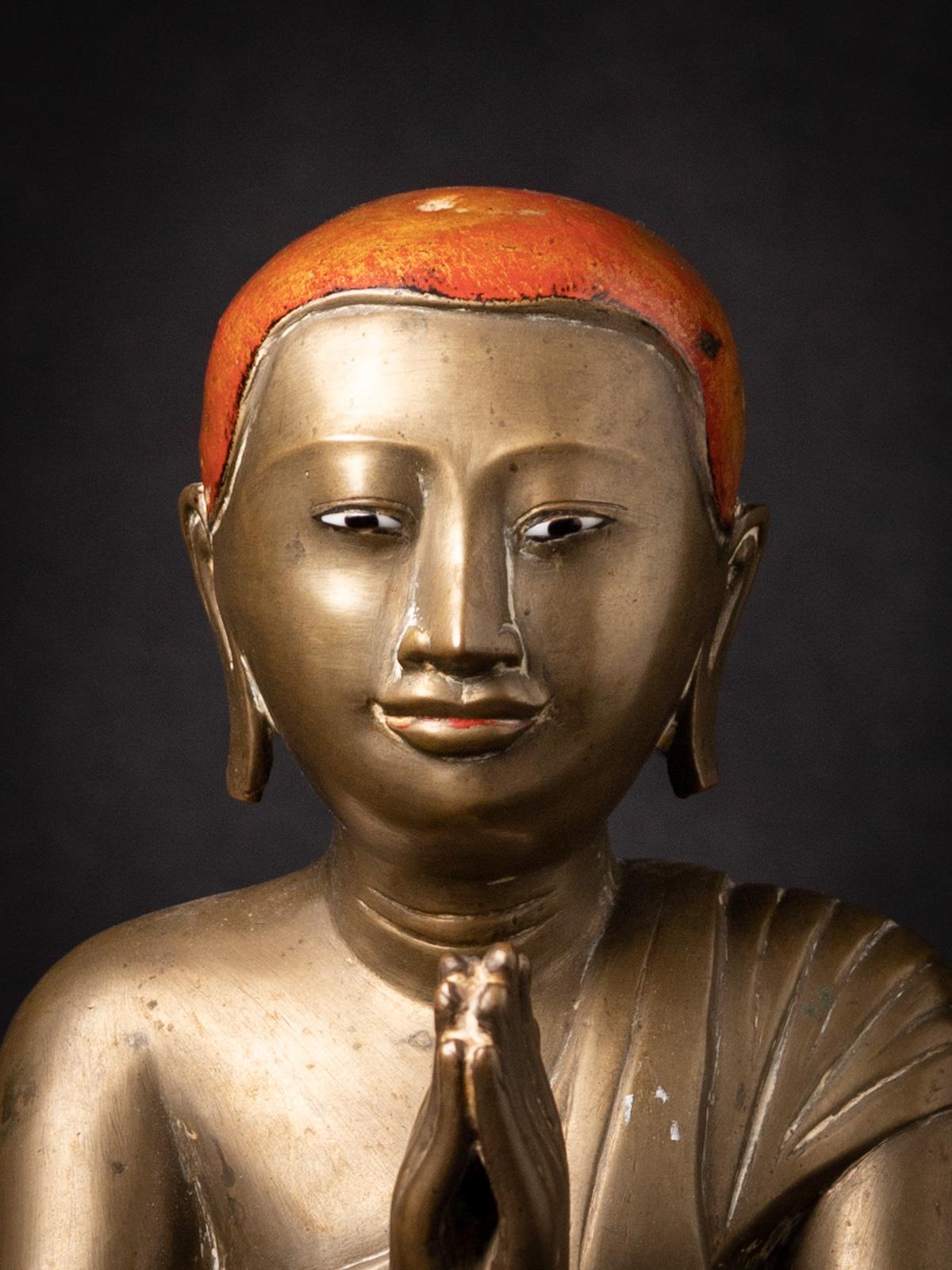 Eine exquisite antike birmanische Mönchsstatue aus Bronze, ein Zeugnis der künstlerischen Traditionen des Volkes der Shan (Tai Yai). Die aus Bronze gefertigte Statue hat eine Höhe von 35,5 cm, eine Breite von 20,3 cm und eine Tiefe von 25,2 cm. Der