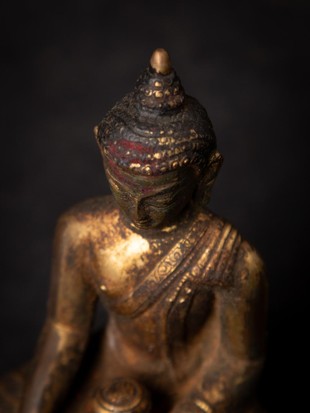 19th century antique bronze Nepali Buddha statue in Bhumisparsha Mudra For Sale 4