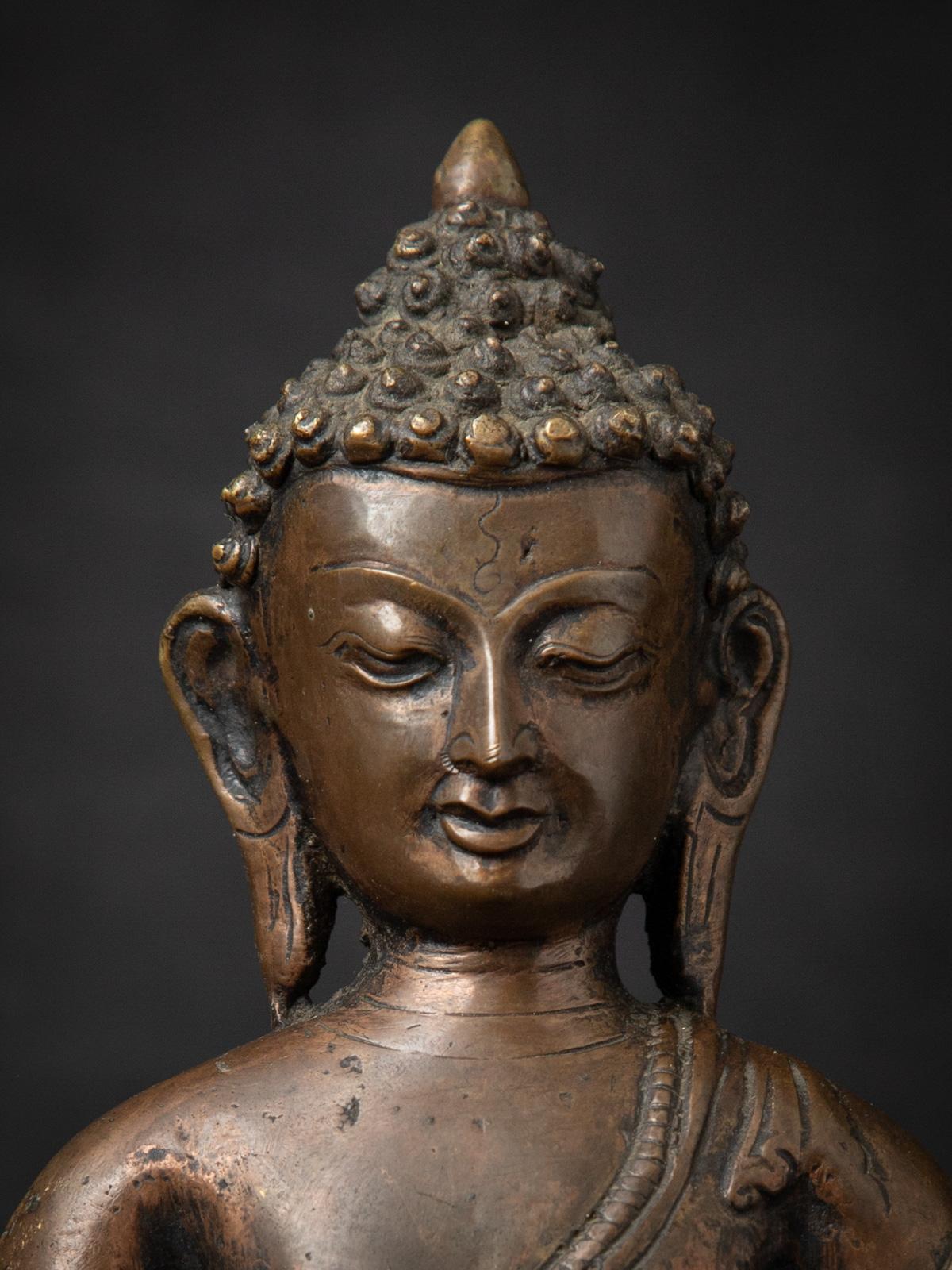 Statue de Bouddha népalais en bronze antique du 19e siècle en Bhumisparsha Mudra en vente 4