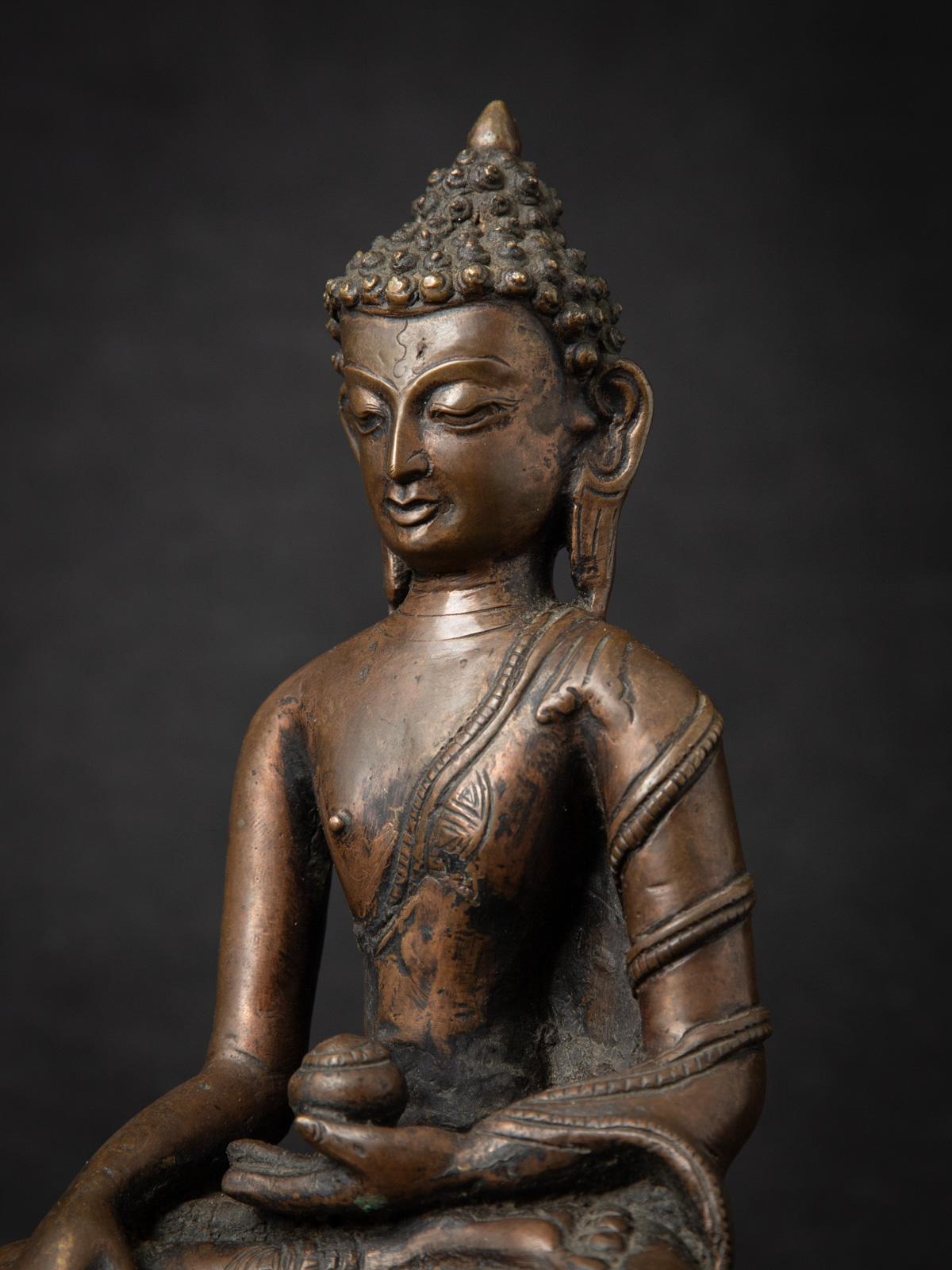 Statue de Bouddha népalais en bronze antique du 19e siècle en Bhumisparsha Mudra en vente 5