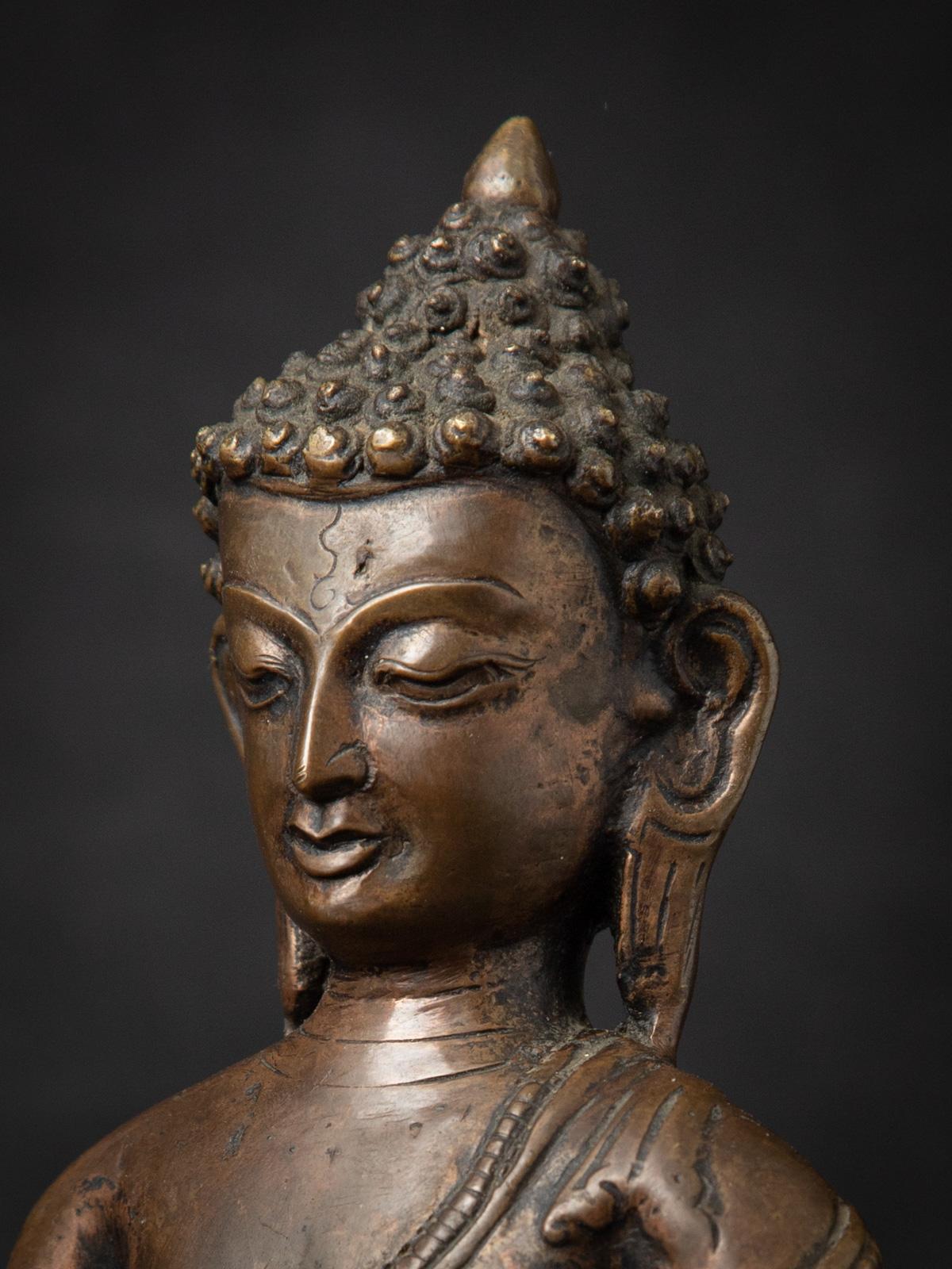 Statue de Bouddha népalais en bronze antique du 19e siècle en Bhumisparsha Mudra en vente 6