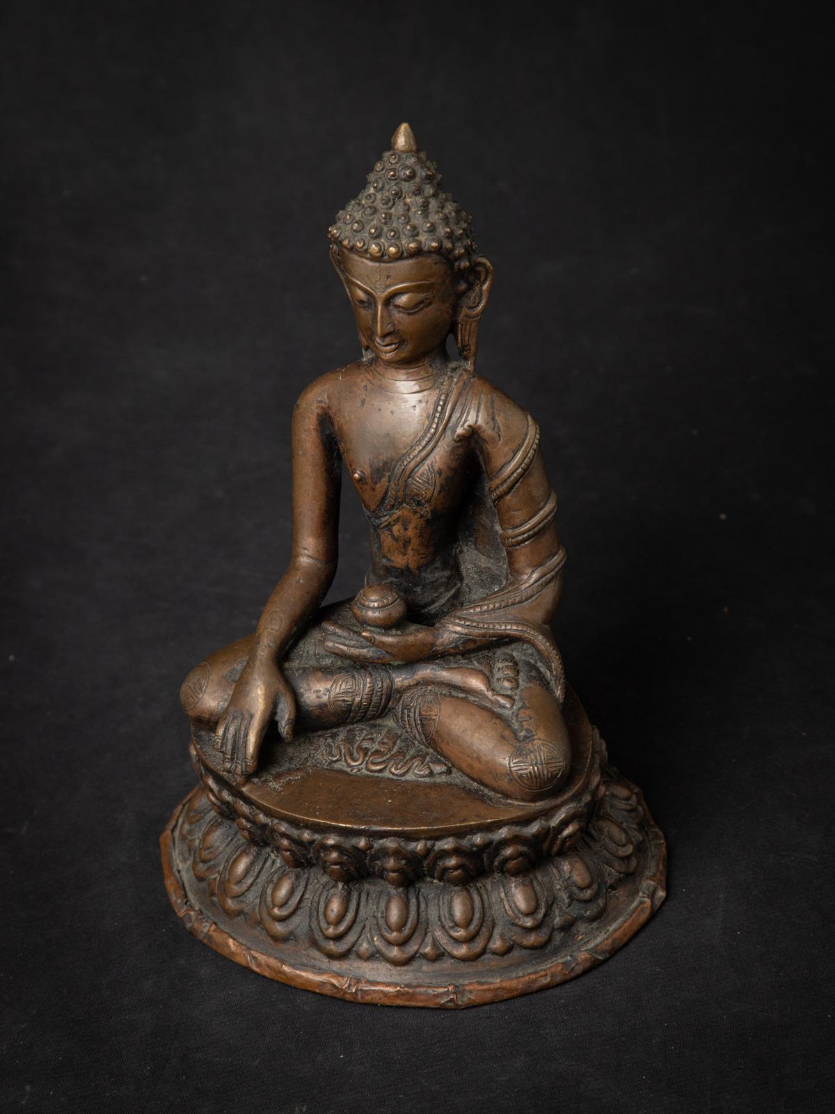 Statue de Bouddha népalais en bronze antique du 19e siècle en Bhumisparsha Mudra en vente 7