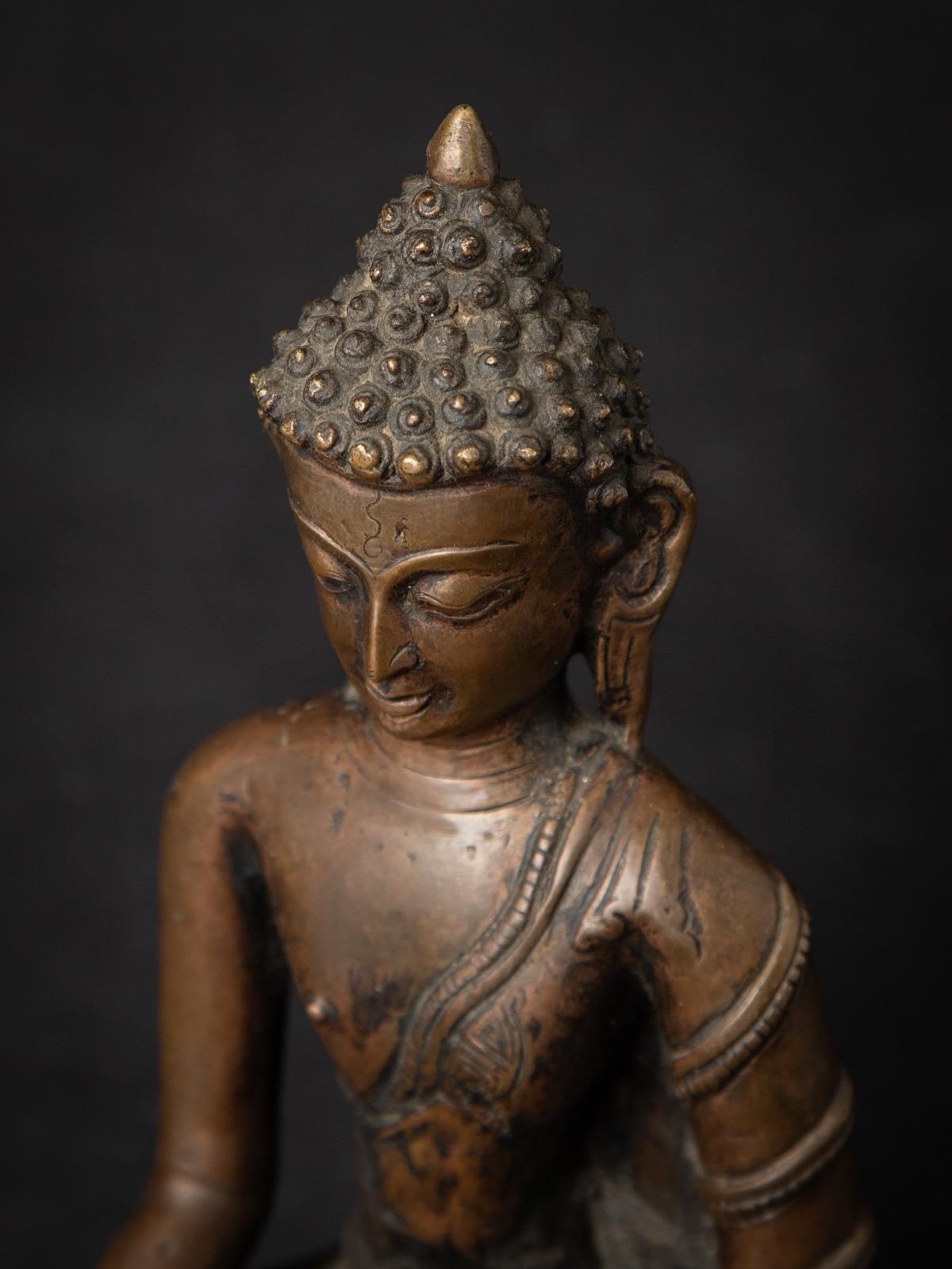 Statue de Bouddha népalais en bronze antique du 19e siècle en Bhumisparsha Mudra en vente 8