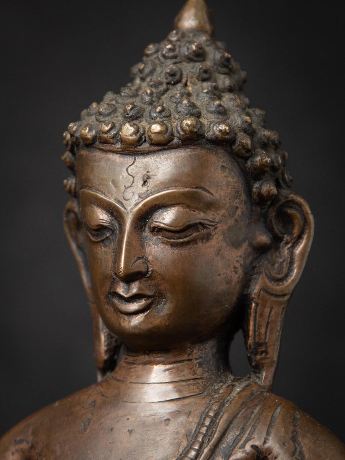 Statue de Bouddha népalais en bronze antique du 19e siècle en Bhumisparsha Mudra en vente 9