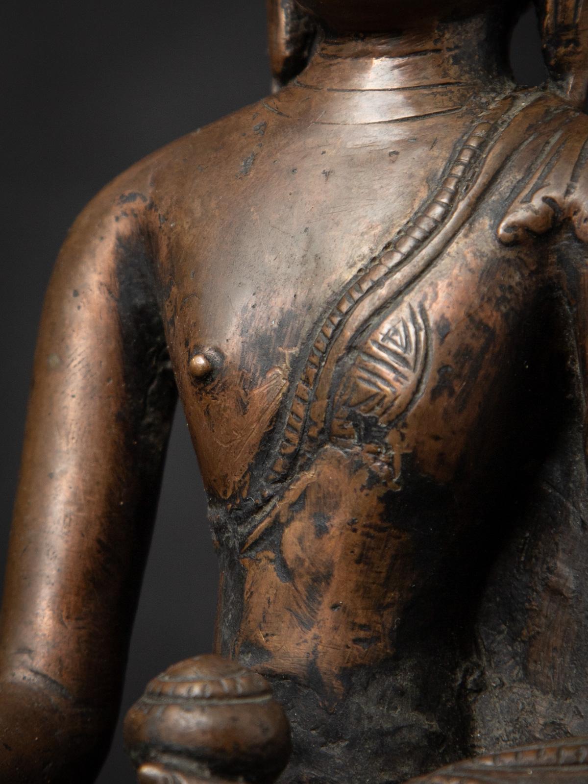 Statue de Bouddha népalais en bronze antique du 19e siècle en Bhumisparsha Mudra en vente 10
