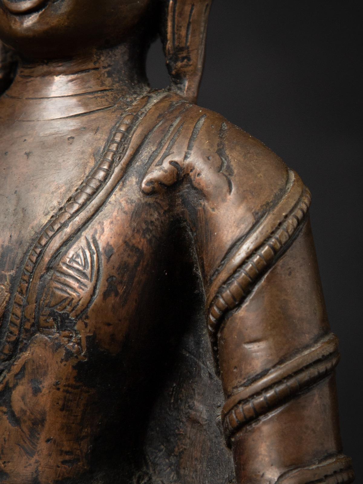 Statue de Bouddha népalais en bronze antique du 19e siècle en Bhumisparsha Mudra en vente 11