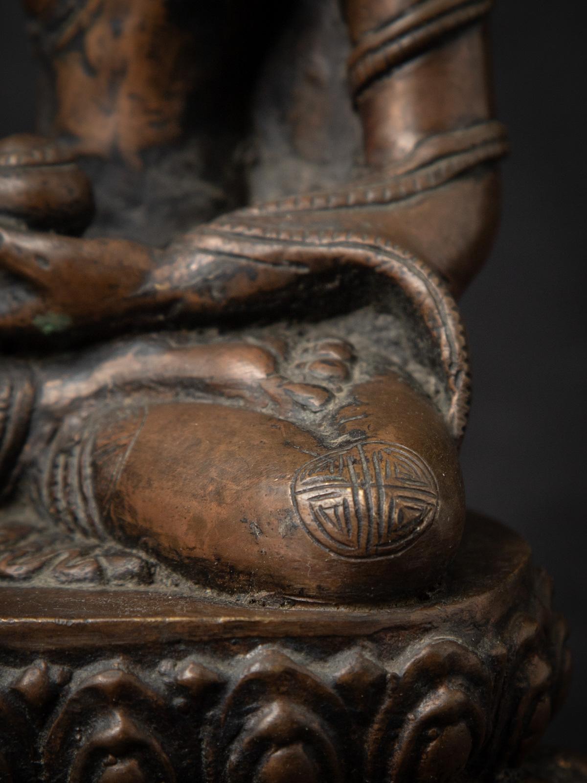 Statue de Bouddha népalais en bronze antique du 19e siècle en Bhumisparsha Mudra en vente 13