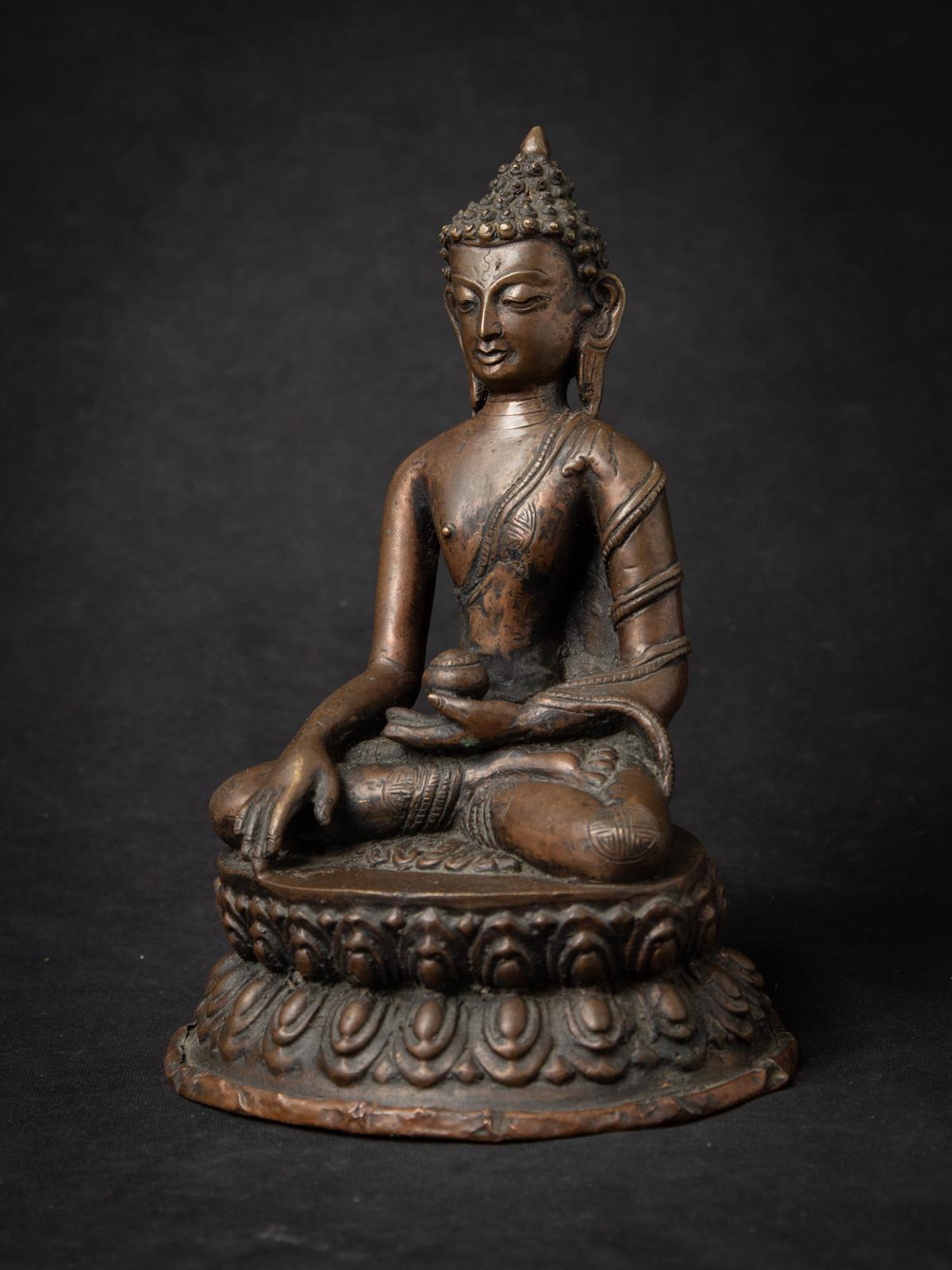 La statue de Bouddha népalais en bronze ancien est un artefact captivant et spirituellement significatif originaire du Népal. Cette statue mesure 22,5 cm de hauteur, 16,1 cm de largeur et 13,3 cm de profondeur. La dorure au feu ajoute une touche
