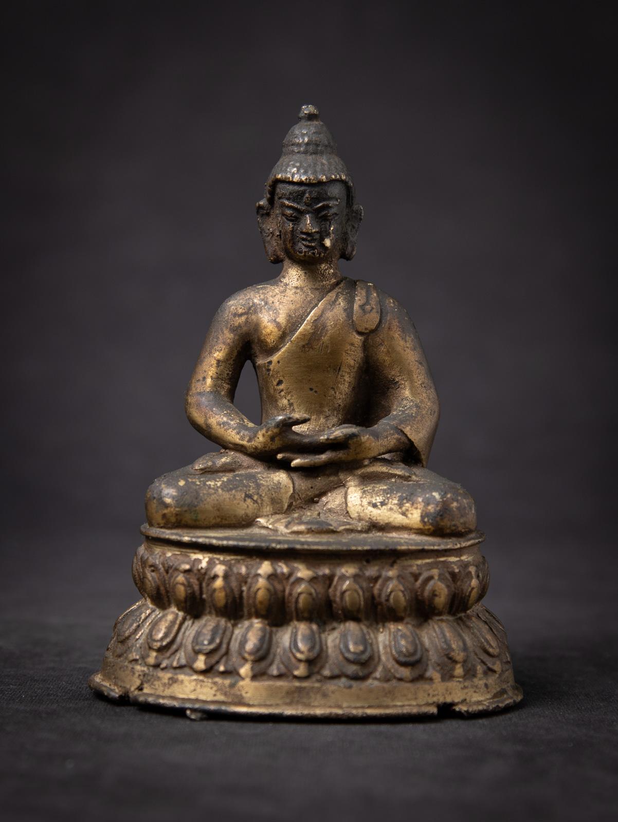 Antica statua di Buddha nepalese in bronzo

Materiale: bronzo
15,2 cm di altezza
10,9 cm di larghezza e 8,3 cm di profondità
Dhyana mudra
xIX secolo
Peso: 709 grammi
Originario del Nepal
