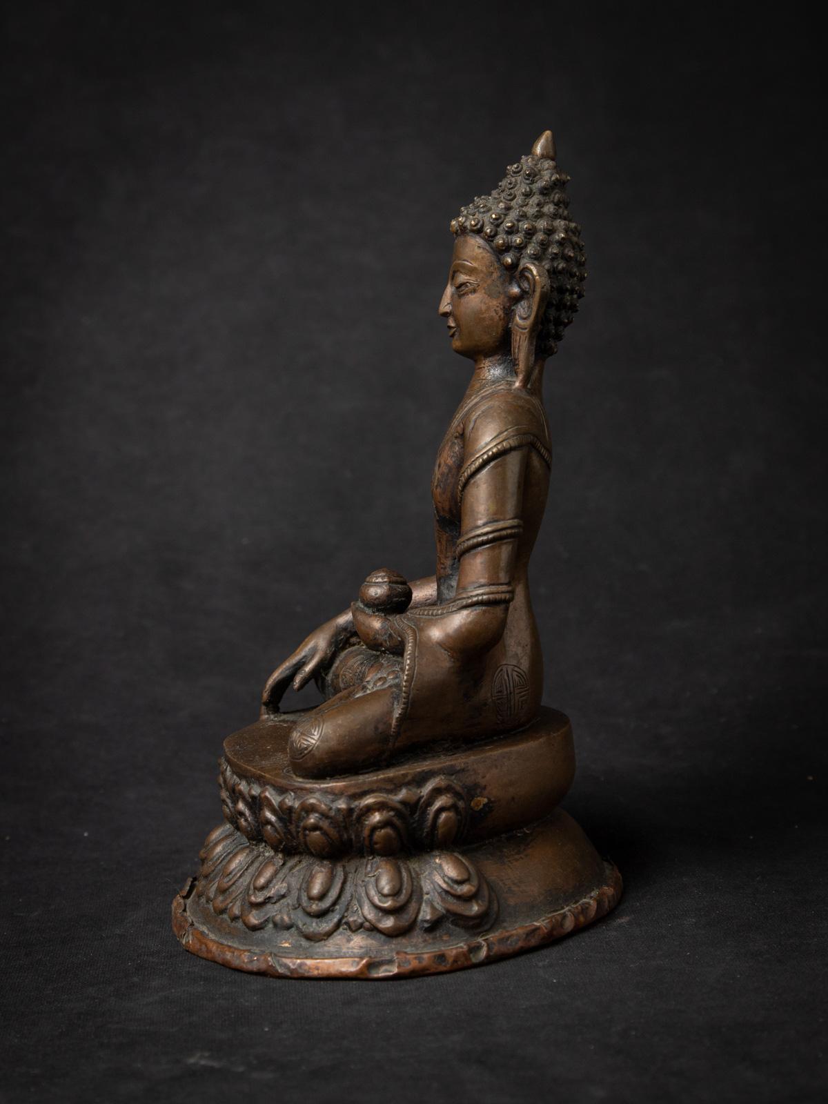 Népalais Statue de Bouddha népalais en bronze antique du 19e siècle en Bhumisparsha Mudra en vente