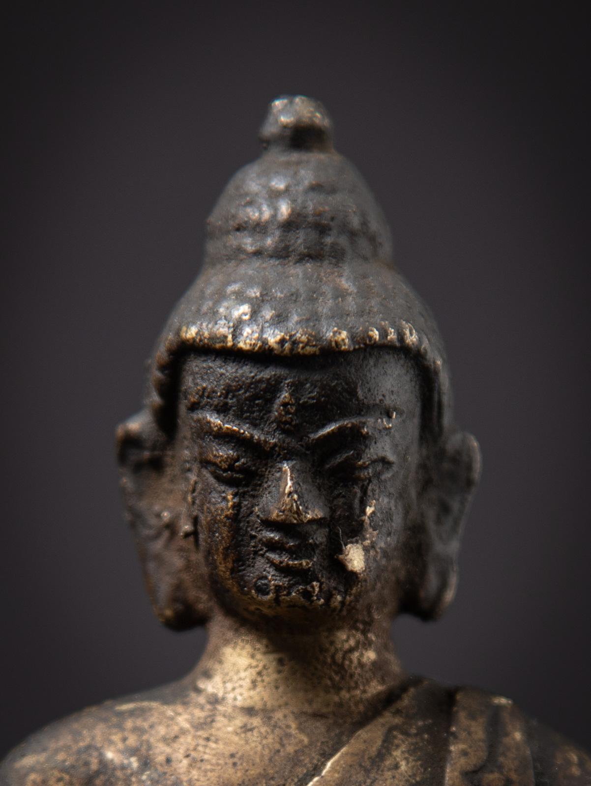 Nepalese Statua antica di Buddha nepalese in bronzo del XIX secolo con Bhumisparsha Mudra in vendita