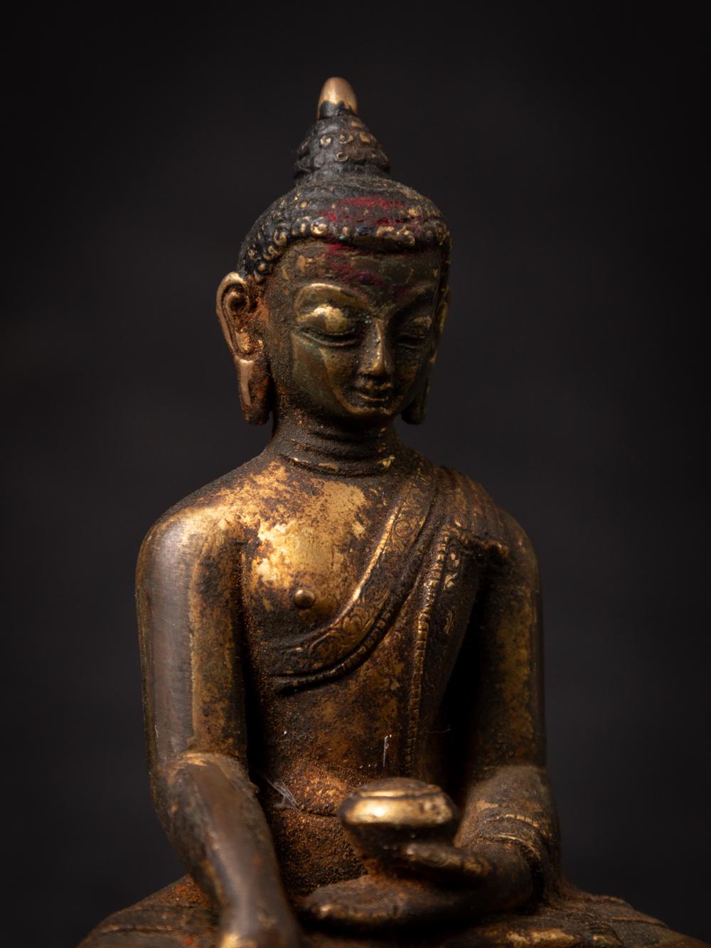 19th century antique bronze Nepali Buddha statue in Bhumisparsha Mudra In Good Condition For Sale In DEVENTER, NL