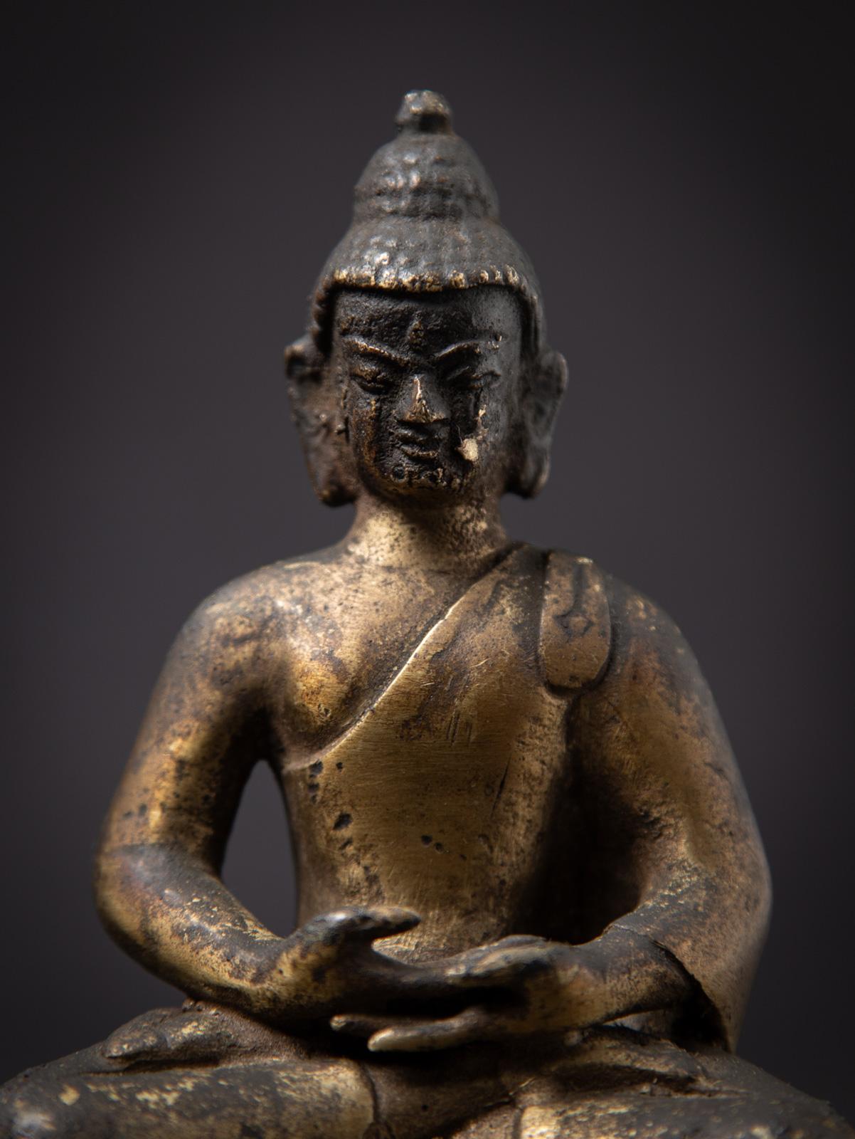 Statua antica di Buddha nepalese in bronzo del XIX secolo con Bhumisparsha Mudra In condizioni buone in vendita a DEVENTER, NL
