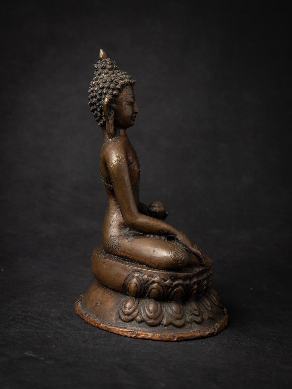 XIXe siècle Statue de Bouddha népalais en bronze antique du 19e siècle en Bhumisparsha Mudra en vente