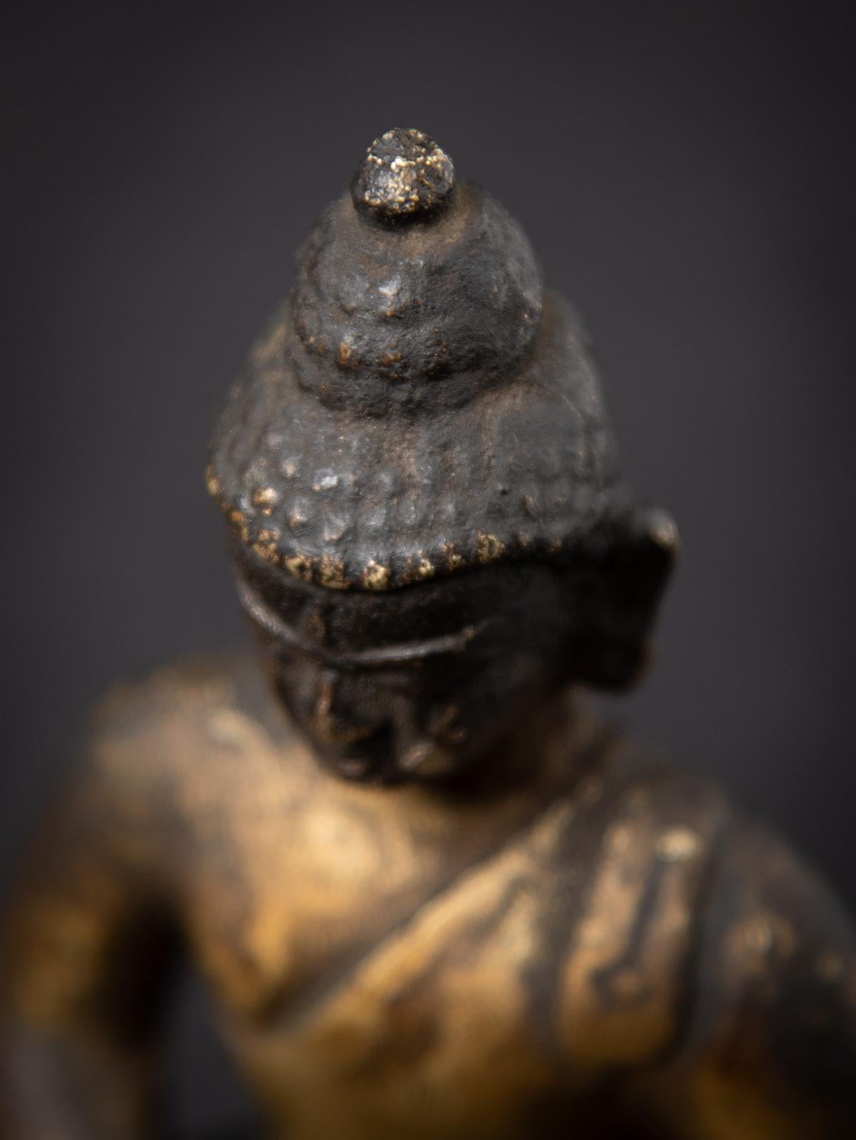 Statua antica di Buddha nepalese in bronzo del XIX secolo con Bhumisparsha Mudra in vendita 1