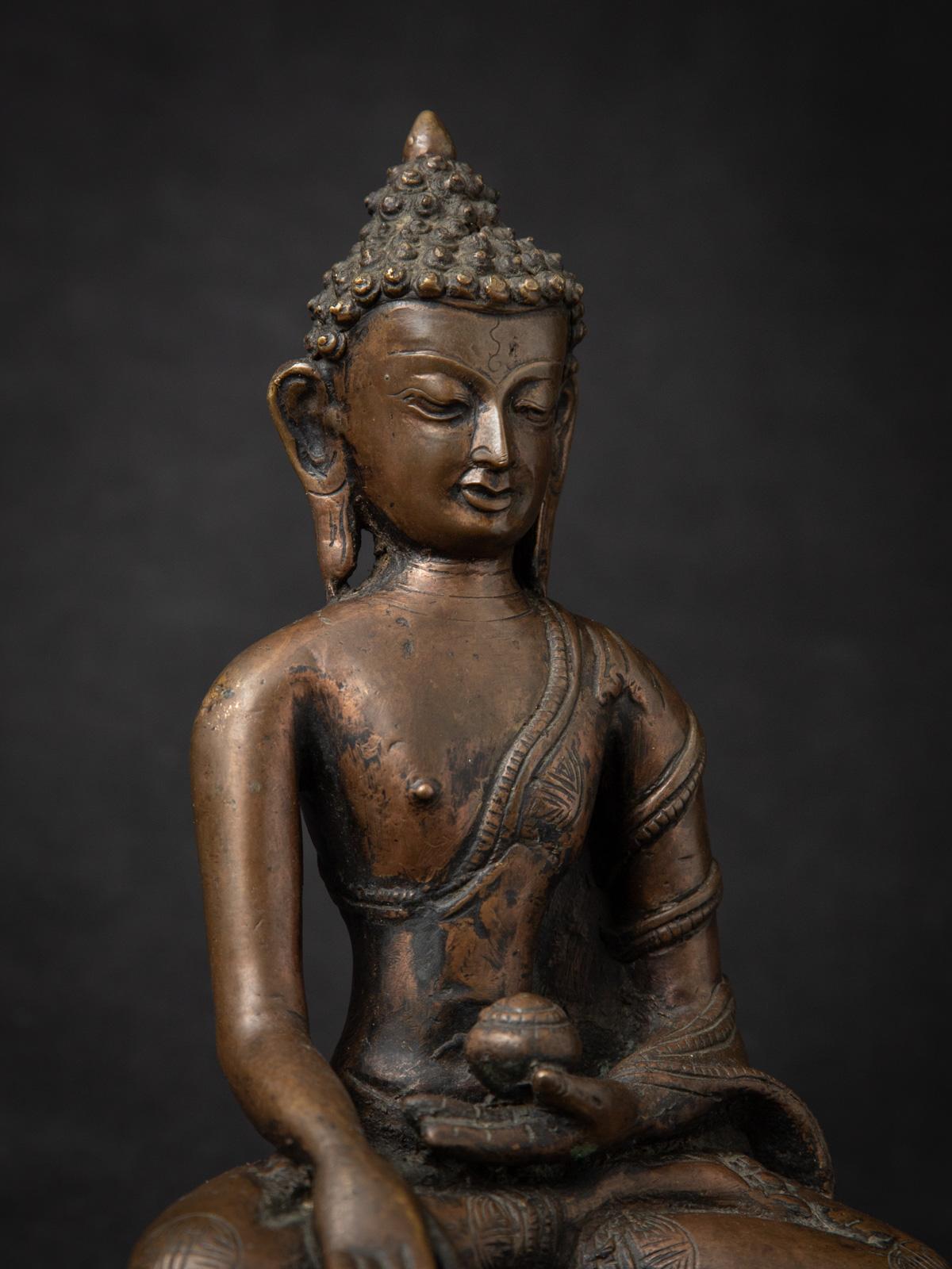 Statue de Bouddha népalais en bronze antique du 19e siècle en Bhumisparsha Mudra en vente 1