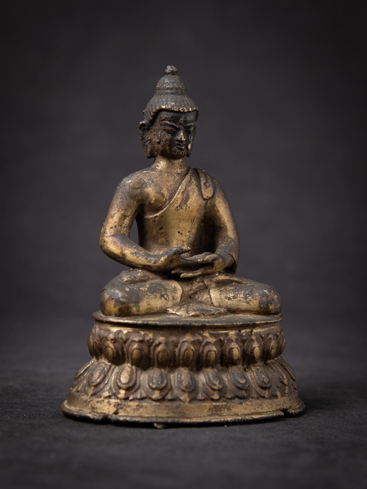 Statua antica di Buddha nepalese in bronzo del XIX secolo con Bhumisparsha Mudra in vendita 2