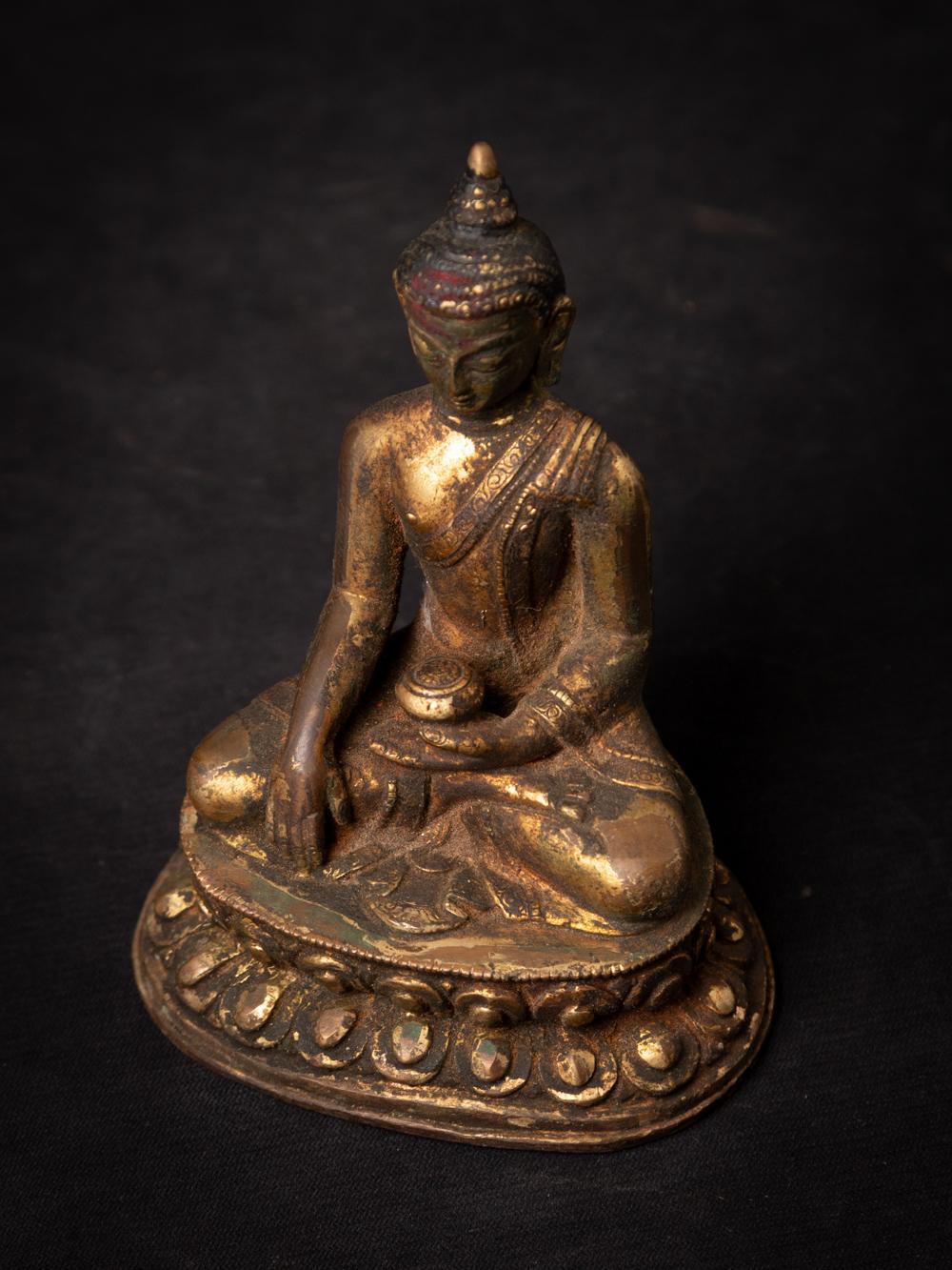 19th century antique bronze Nepali Buddha statue in Bhumisparsha Mudra For Sale 3