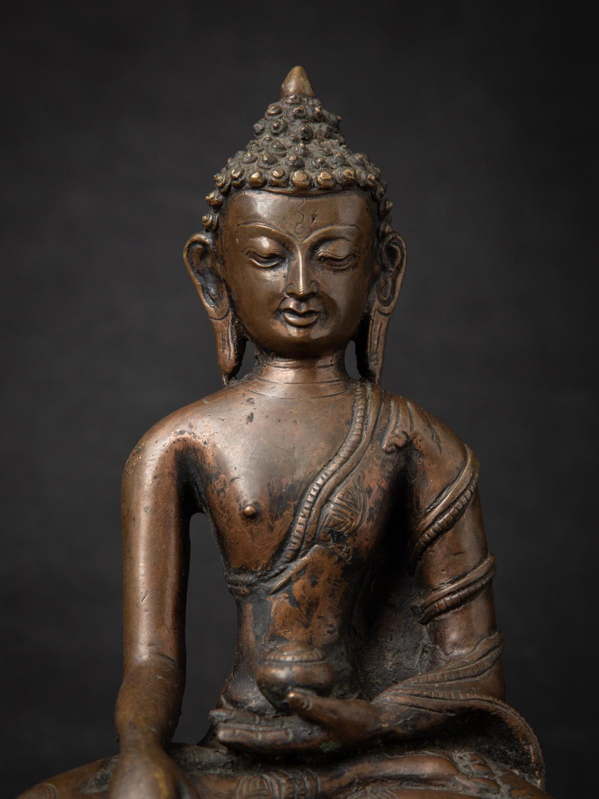 Statue de Bouddha népalais en bronze antique du 19e siècle en Bhumisparsha Mudra en vente 3